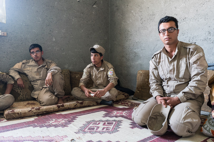 F&eacute;d&eacute;ration d&eacute;mocratique de Syrie du Nord, Gire Spi (Tel Abyad), avril 2018. Ces conscrits affect&eacute;s &agrave; un poste de surveillance en face de la fronti&egrave;re expliquent que les soldats turcs tirent r&eacute;guli&egrave;rement sur eux afin de provoquer une r&eacute;action qui justifierait une attaque turque.