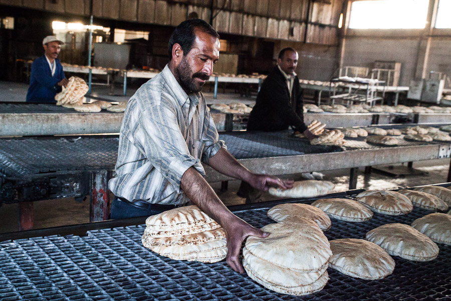 Qamishlo, Syrie duNord. Boulangerie gouvernementale. Auparavant aux mains de l'&eacute;tat, elles sont maintenant sous lecontr&ocirc;le du gouvernement r&eacute;gional kurde. Le pain est ensuite vendu tr&egrave;s peu cher &agrave; la population.