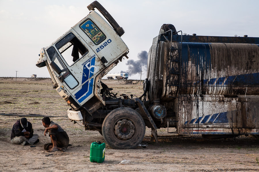 Octobre 2014, r&eacute;gion de Rmeilan, Syrie du Nord. Les camions charg&eacute;s de carburant vont et viennent sur les routes, malgr&eacute; l&rsquo;embargo partiel impos&eacute; sur la Syrie du Nord. Comme souvent dans la r&eacute;gion, les lignes de front sont floues et perm&eacute;ables.&raquo;&nbsp;