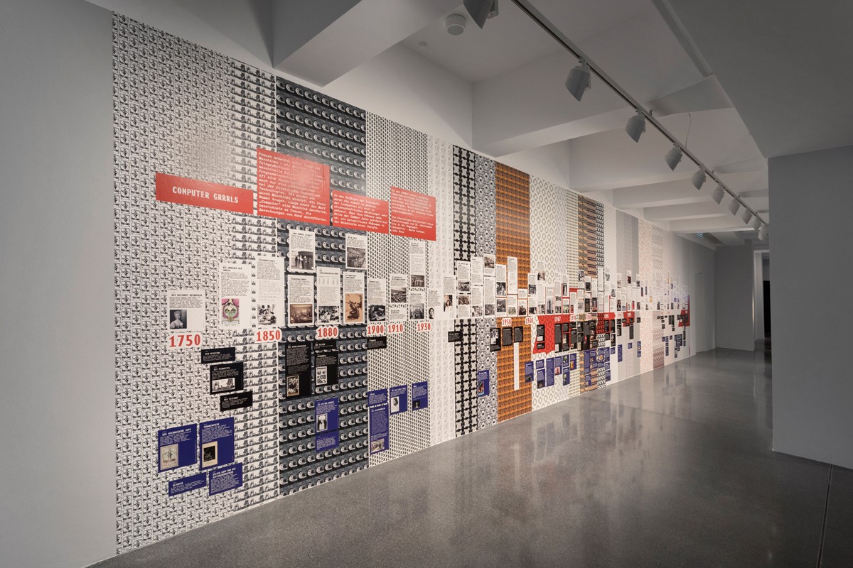 Computer Grrrls : a timeline - 2018 - Conception : Marie Lechner (Gaîté Lyrique, Paris), gaite-lyrique.net et Inke Arns (HMKV, Dortmund) hmkv.de - Réalisation : Nicolas Couturier (g-u-i.net) Version numérique : Sarah Garcin (g-u-i.net) - Cette frise a été réalisée dans le cadre de l’exposition Computer Grrrls au HMKV, Dortmund (27 octobre 2018-24 février 2109), à la Gaîté Lyrique, Paris (14 mars -14 juillet 2019) et à Mu, Eindhoven (20 juillet-6 octobre)