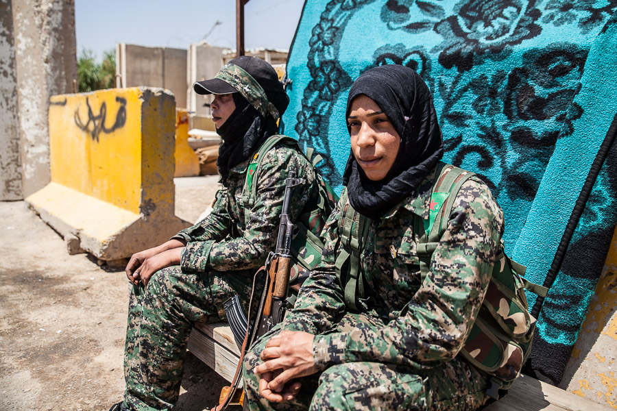 Al Yaroubiyeh (rabia, tel kocer) border station between iraq and syria. Combattantes arabes des YPJ.&nbsp;&raquo;