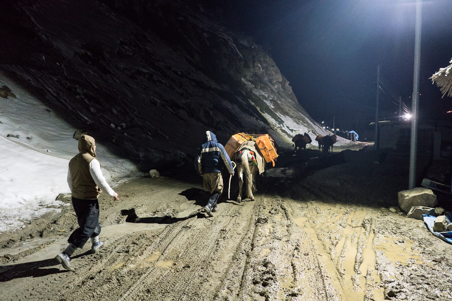 Village de Zale, Kurdistan, Irak. F&eacute;vrier 2017. Dans la nuit noire, les travailleurs sans permis tentent malgr&eacute; tout de faire passer ill&eacute;galement des marchandises en Iran - les m&ecirc;mes que celles qui transitent le jour, et parfois de la contrebande.