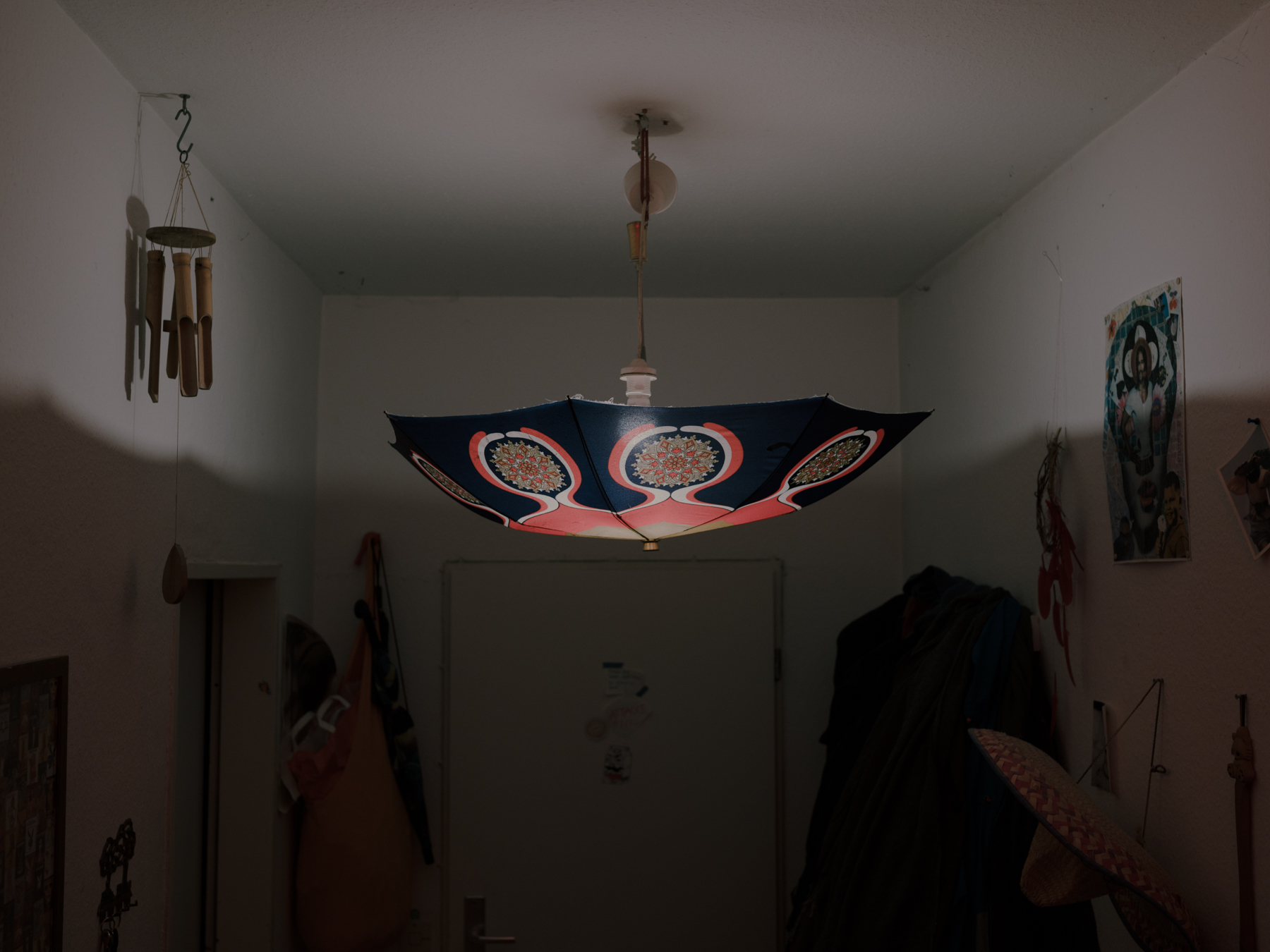 The hallway in David Storz‘s shared apartment. „I was shocked that I of all people had fallen ill. Why me now and not those who are still partying with ten people? There were only two people on my contact list,“ he says at the end of his quarantine. - 21.11.2020