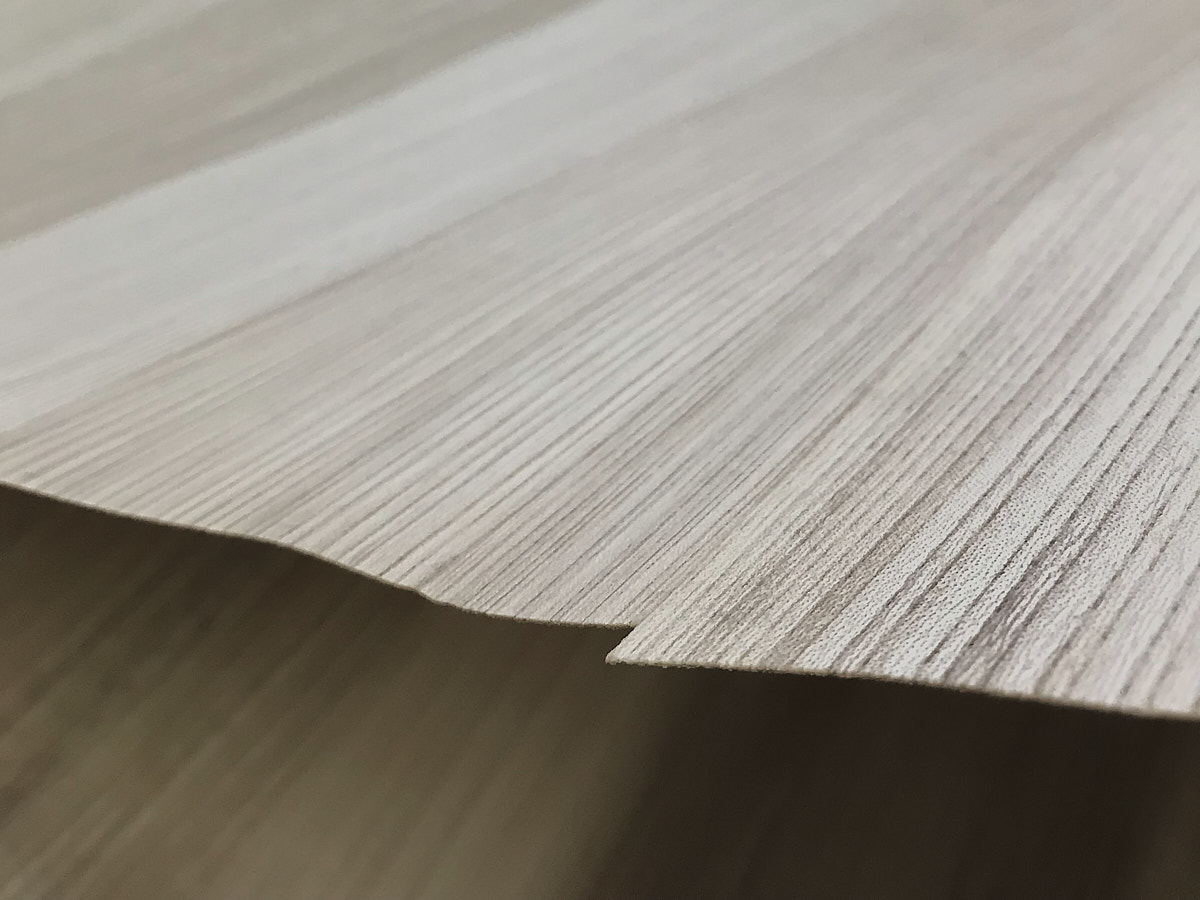 En chauffant la colle, les plaques sont solidarisées