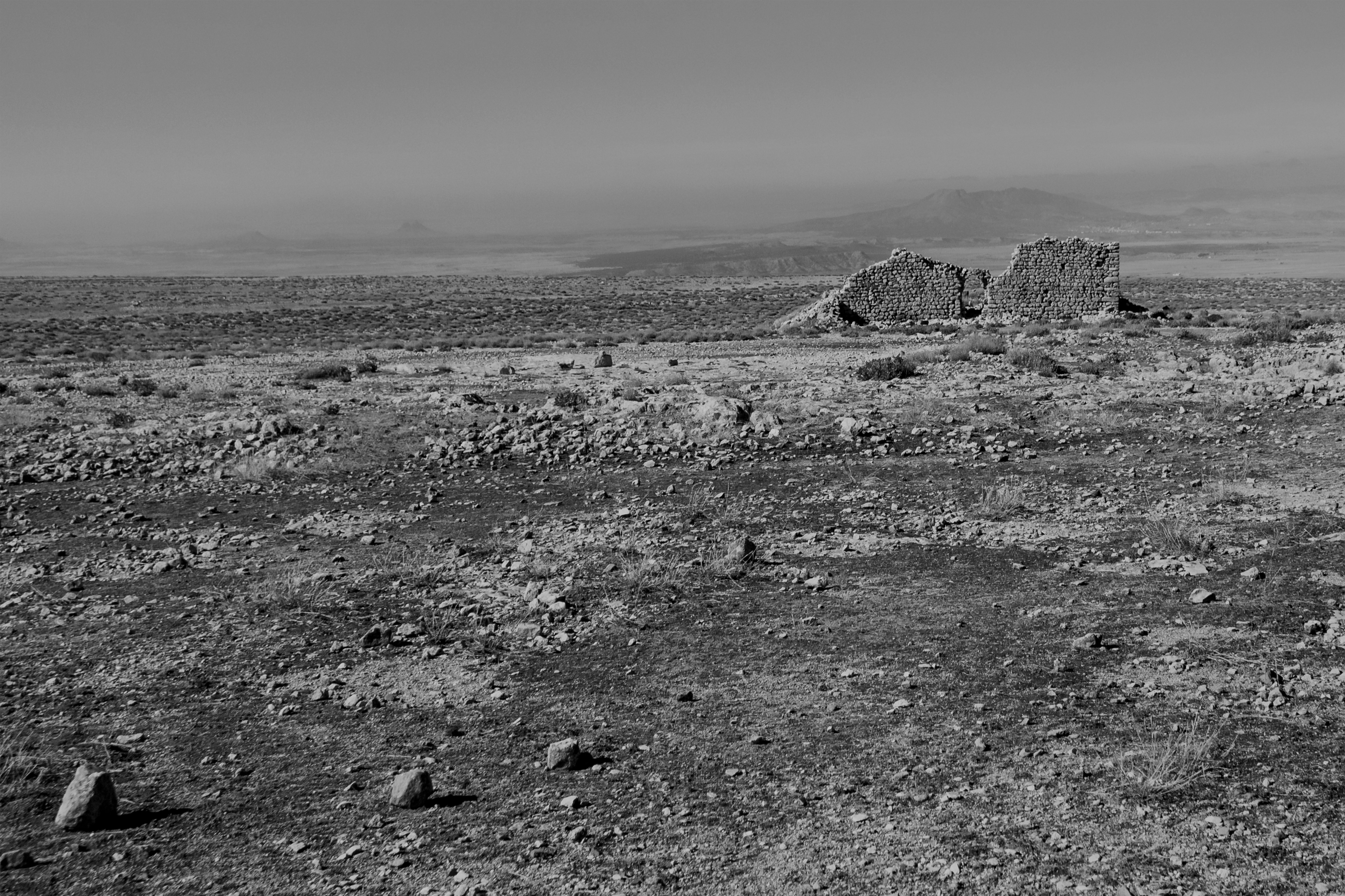 Mehdi Ben Temessek, Faire le mur I, Photographie numérique sur papier métallique, 60x40cm, 2024