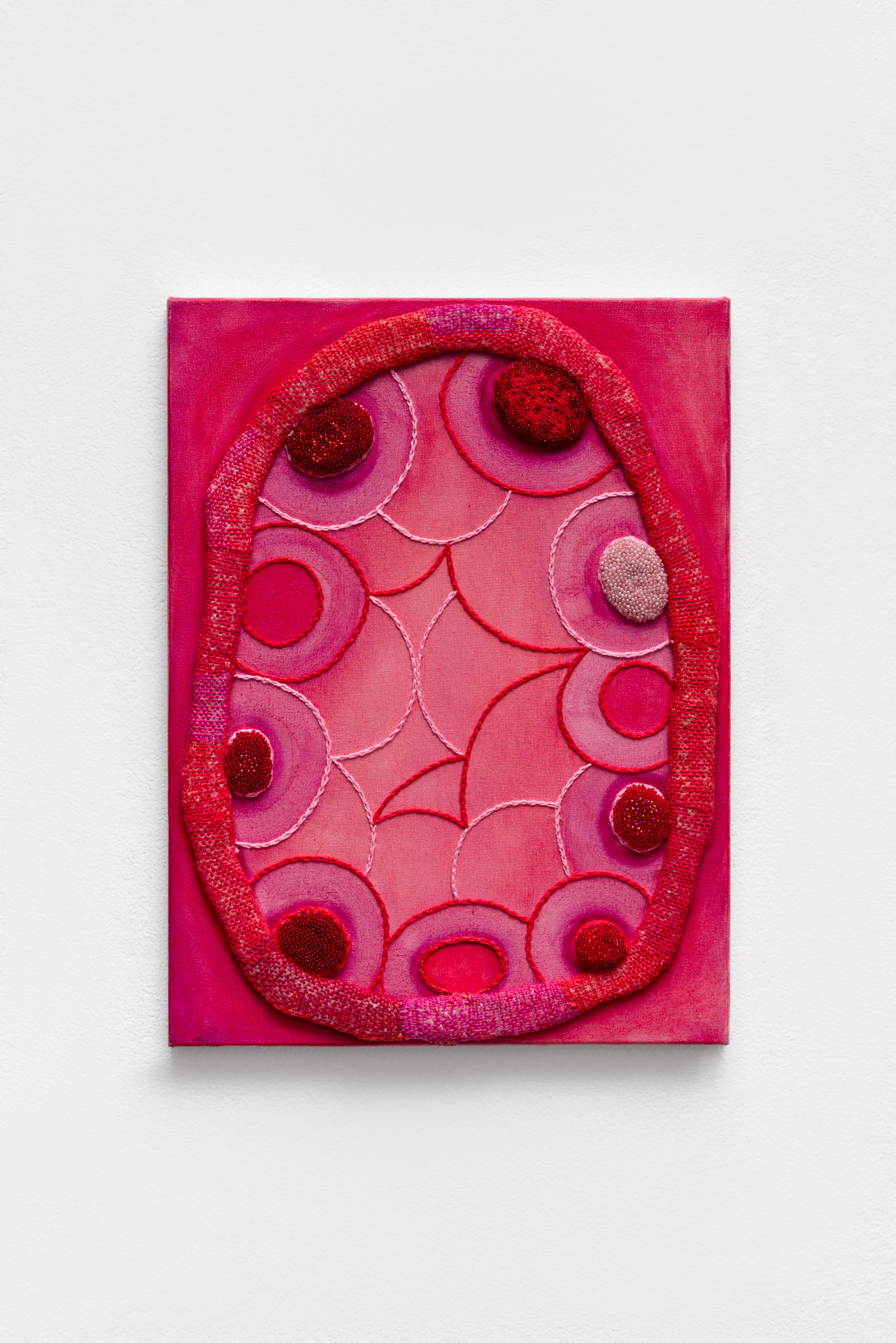 ’Dolorido em Cor’, 2023/2024. Oil, cotton threads, felt and glass beads on canvas. 30 x 40 cm.