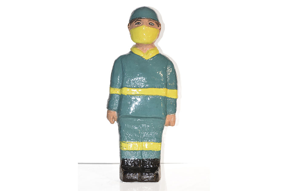 Seba CalfuqueoMínimo común denominador: Aseador, serie "Prejuicios Chile", 2019Céramica esmaltada42 x 18 x 8 cm