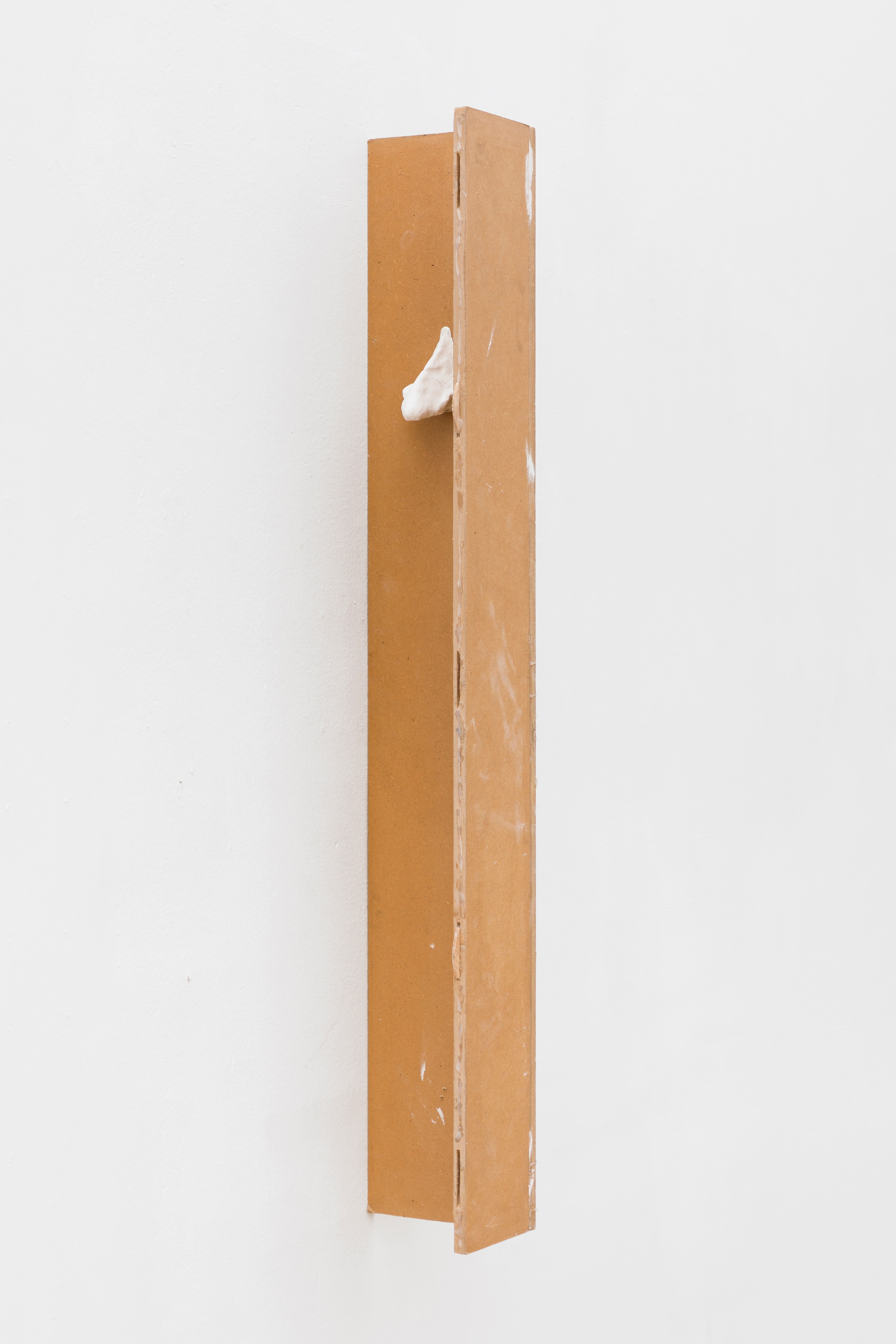 Upright (The Pianist Diminuendo), 2023. Wood, glue, air-dry clay, metal structures, screws. 126, 5 x 17 x 21,5 cm