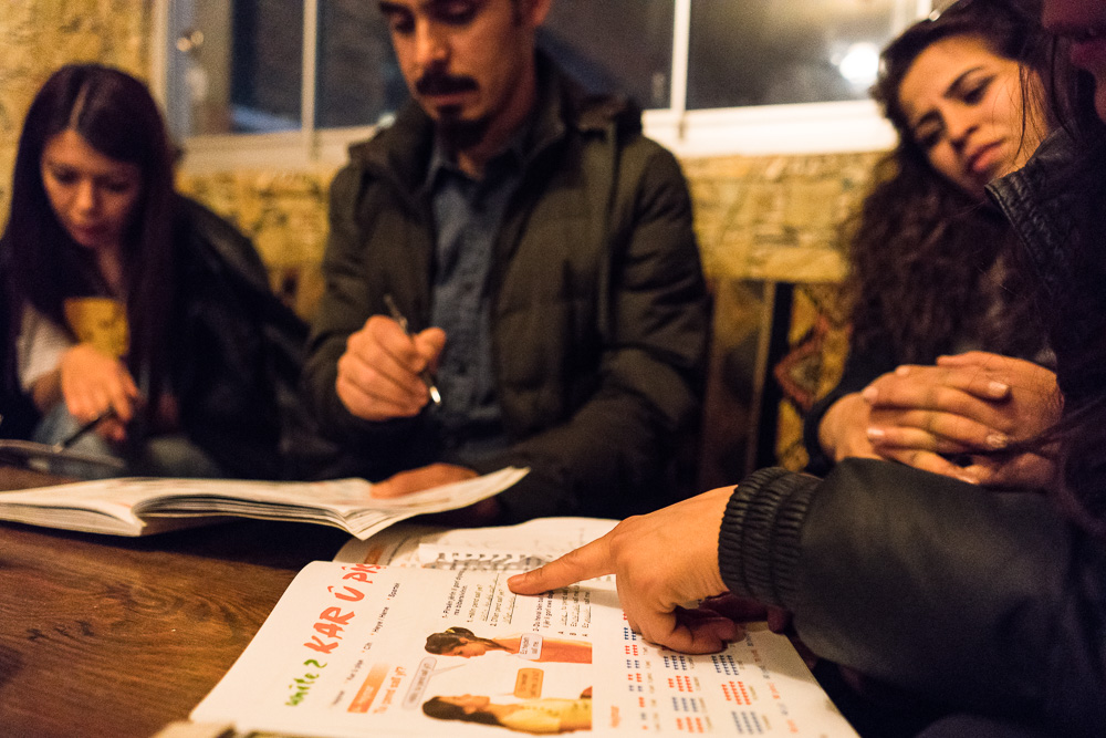 Van. Cours de cours improvis&eacute; dans un caf&eacute;. Depuis que l'&eacute;tat a ferm&eacute; les &eacute;coles et les centres o&ugrave; l'on pouvait &eacute;tudier la langue kurde (kurmanc&icirc; principalement), les cours se font dans maisons priv&eacute;es ou dans des caf&eacute;s.