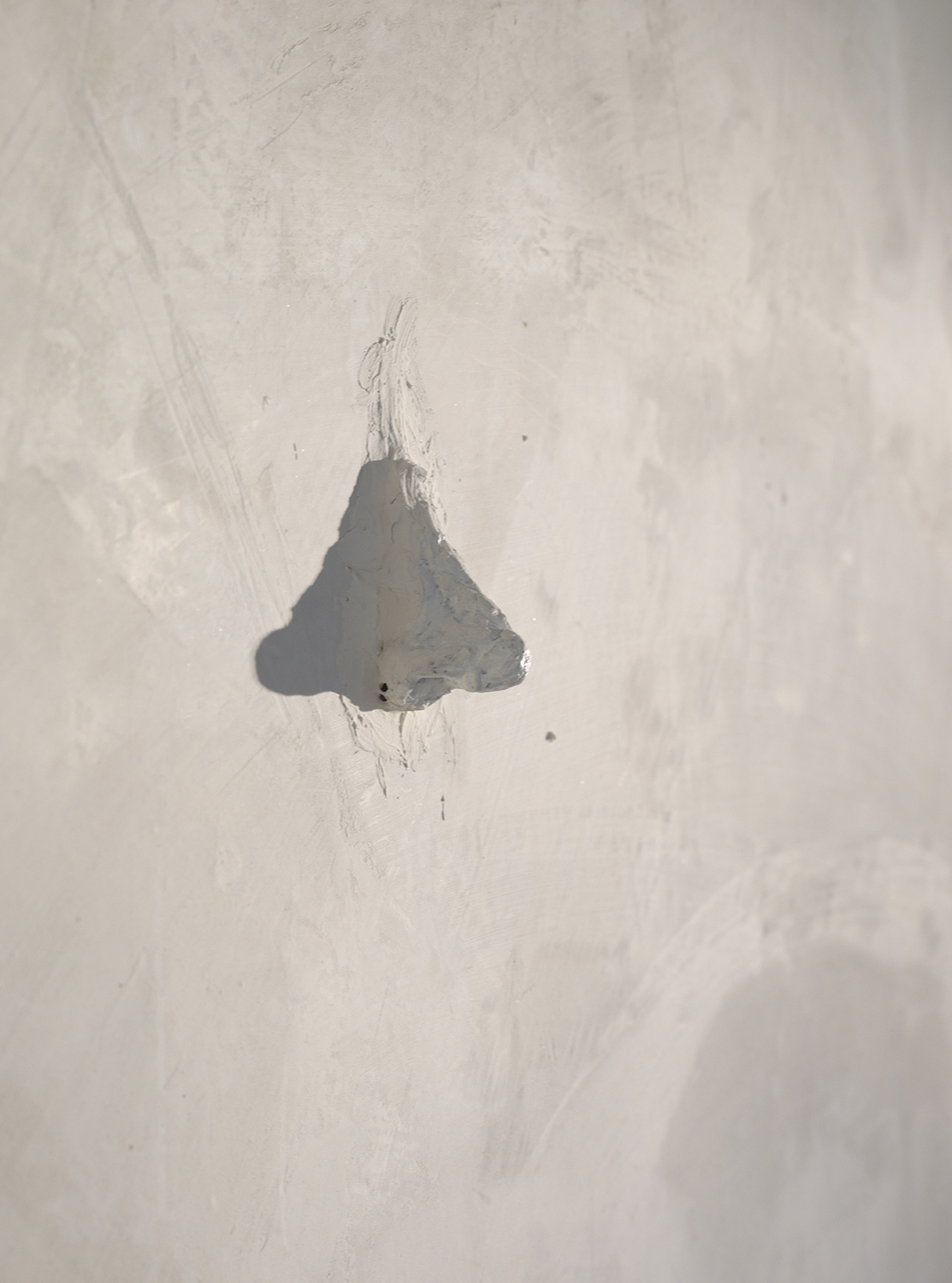 A nose is a nose is a nose, 2022. Silk-clay ©, acrylic paint and putty on wall. 4 x 7 x 3,5 cm. Unlimited edition with variations of form and material.
