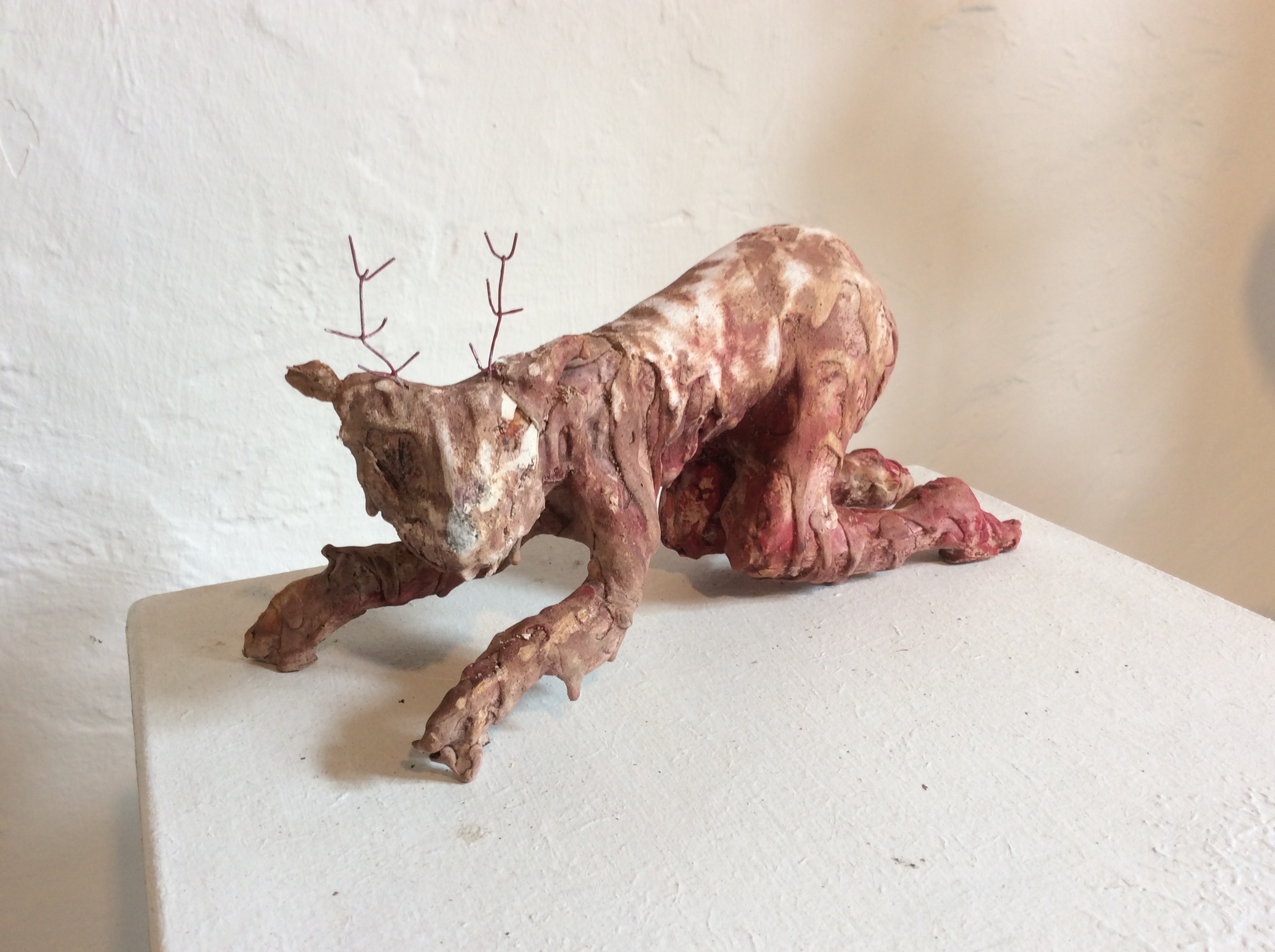 Rood diert met gewei, gips, ijzerdraad , inkt, 2019