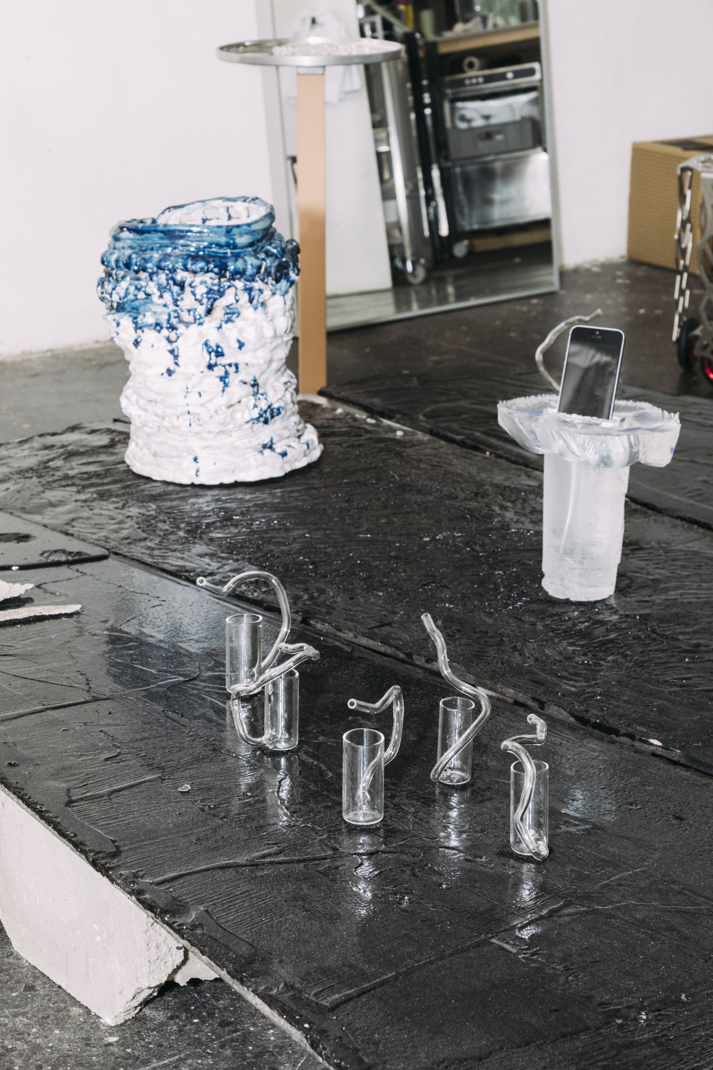 Johanna Roth & Sofia Ferrari, Performative Ceramic Piece, 2021 Geraldine Recker & Johannes Oswald, Digitalisierung III, charger Héloïse Colrat, Air Call, single shot glasses