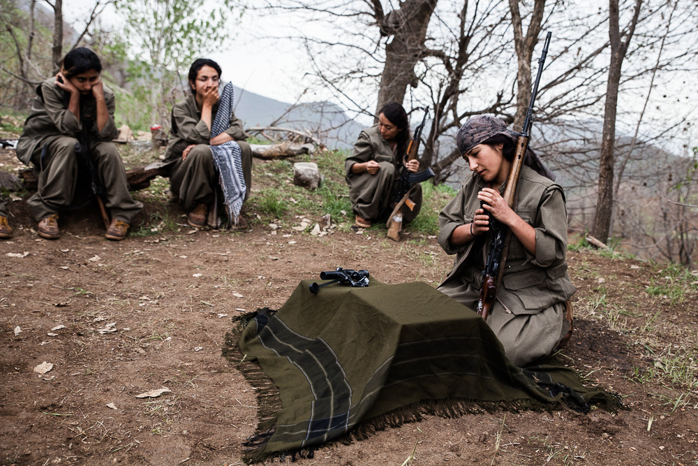 Qandil, kurdistan La formation militaire est continue. a certains moments, les guerilleros rejoignent des camps o&ugrave; ils re&ccedil;oivent un entra&icirc;nement intensif, mais au quotidien, il s'agit surtout d'apprendre &agrave; entretenir et maintenir son &eacute;quipement. L'entra&icirc;nement physique alieu une ou deux fois par mois.