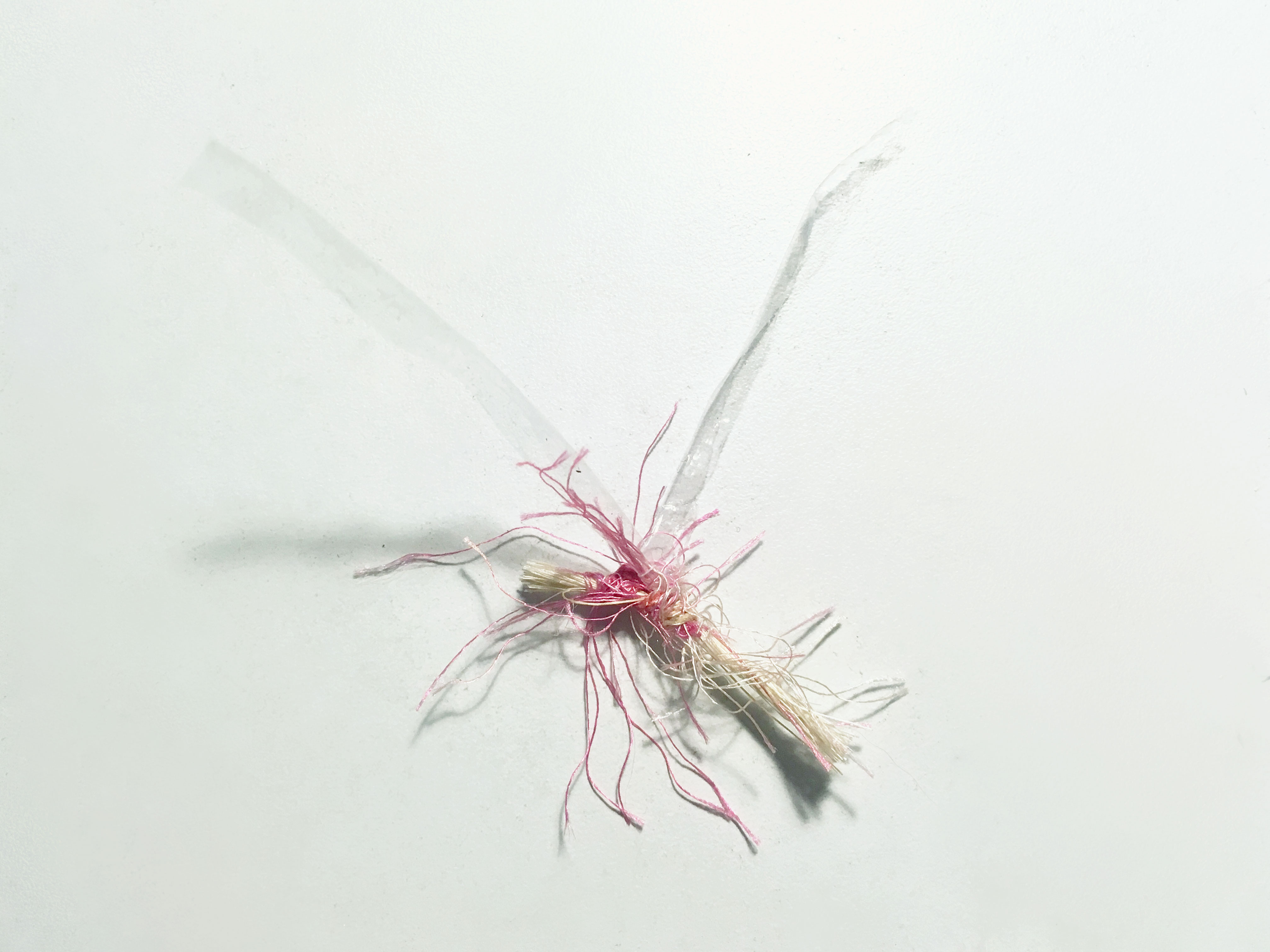 installation contemporaine insitu faite de mat&eacute;riaux recycl&eacute;s ressemblant &agrave; des insectes  par Sonia Reboul - Contemporary installation made of recycled material looking like insects 