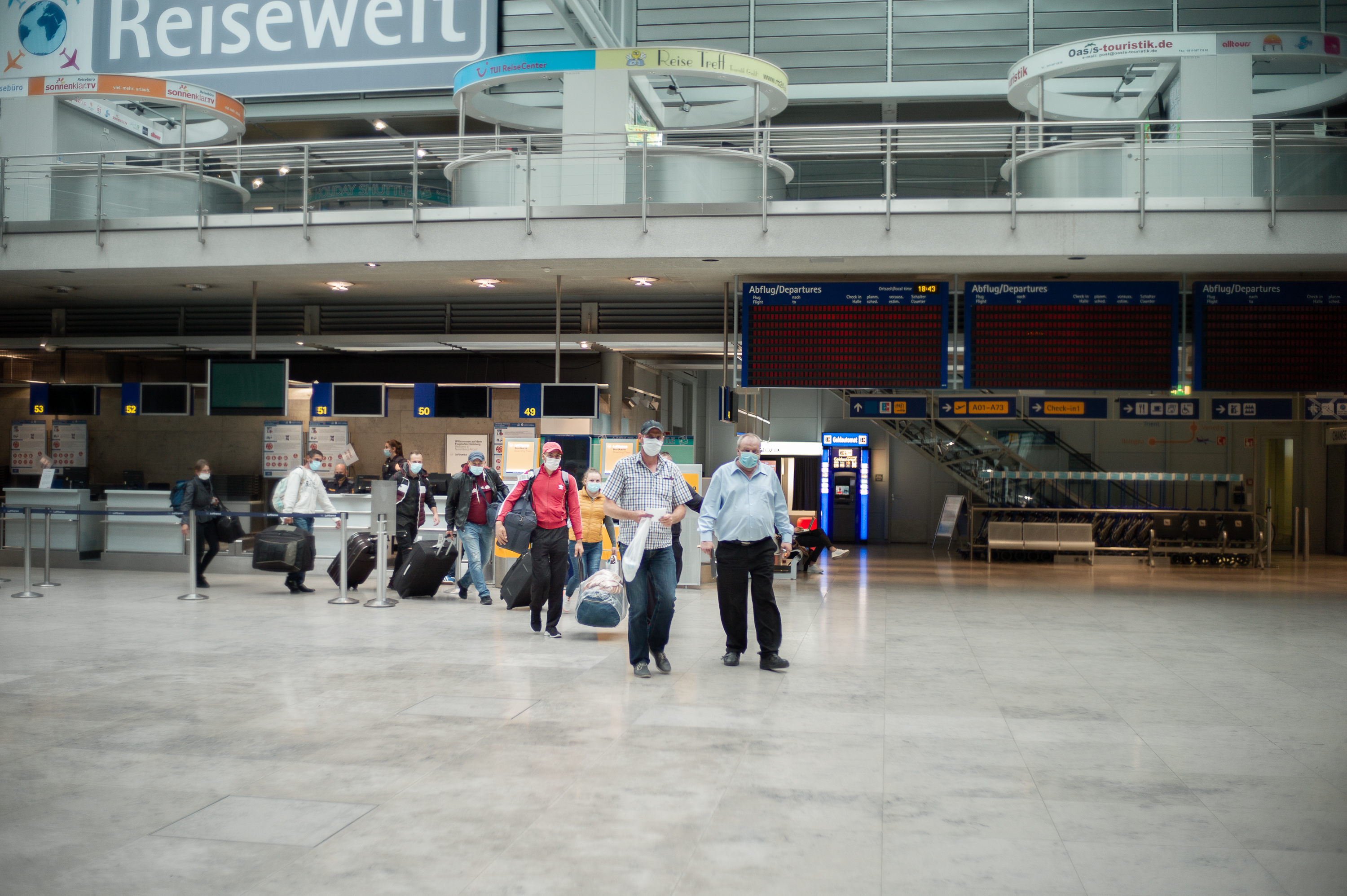 Die ErntehelferInnen werden von den Bauern direkt am Flughafen abgeholt.