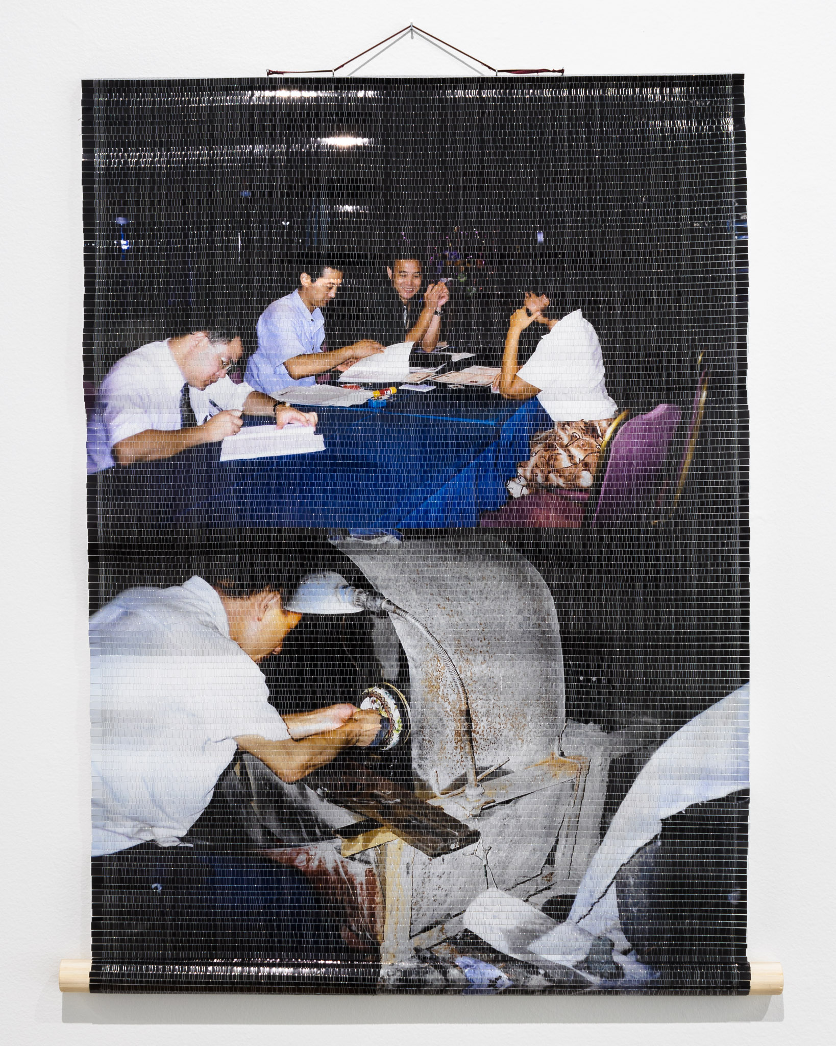 Untitled Labour: Polissage de pièces (2022), 20’’ x 30’’, Photo paper woven with sewing threads