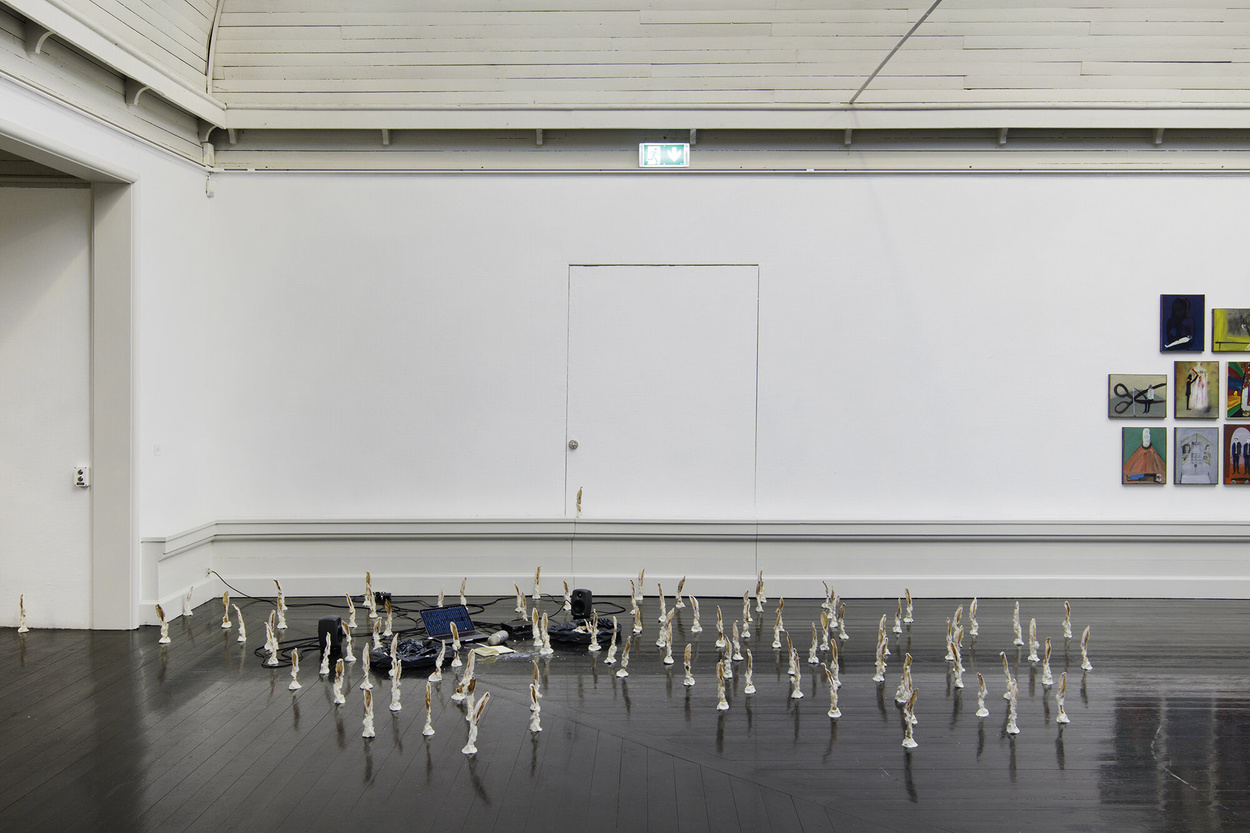 landscape (ceremony of misunderstandings), 2020, clay, notebook, garbage bags, cables, computer, script, speakers, microphone, ears, 30×500×500cm. Performance: 1 hour 9 minutes. Photos: I DO ART Agency