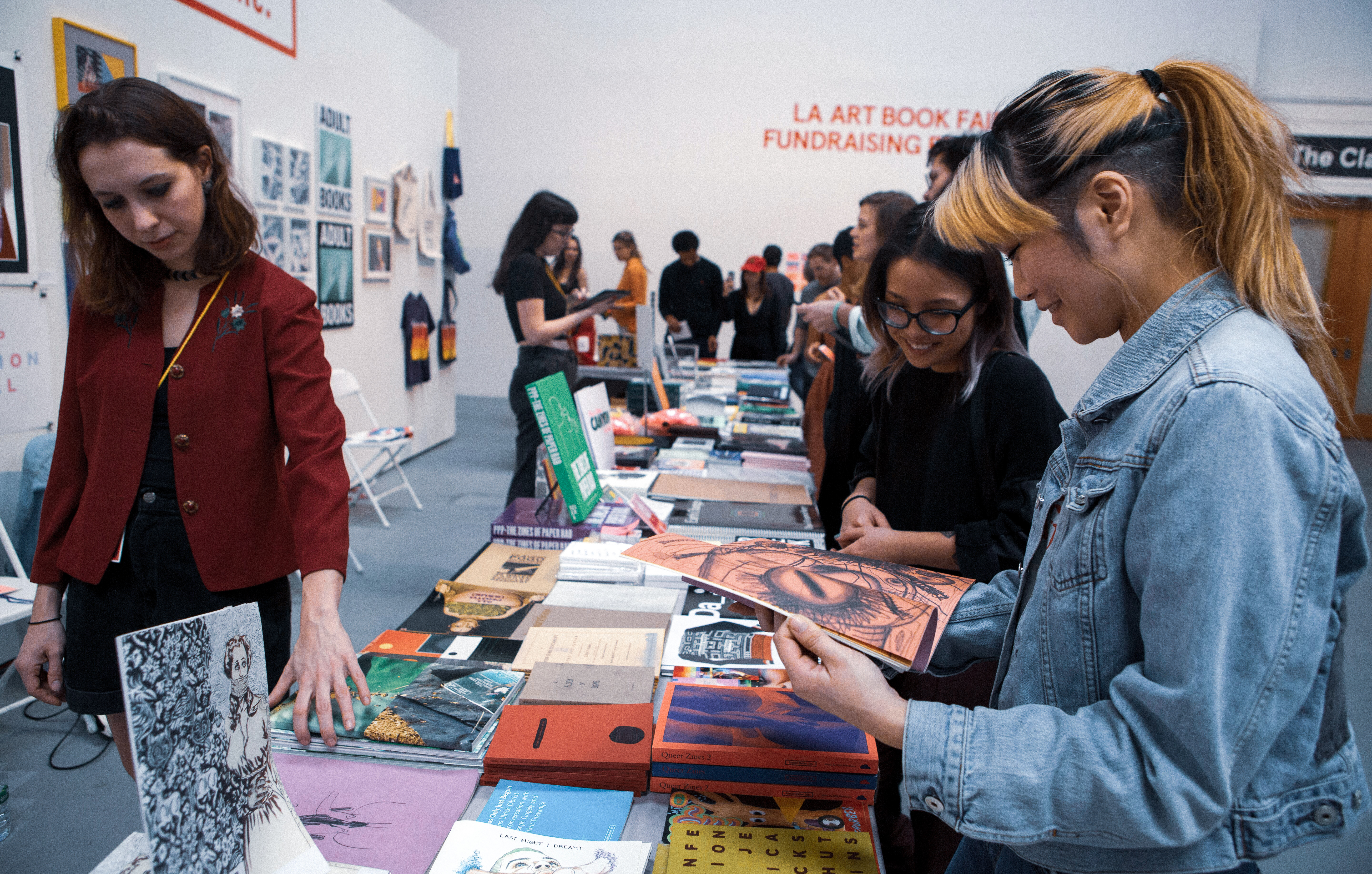 Дилер арты. Арт-дилер. Арт-дилеры в Москве. Арт дилеры в России. Brussels book Fair фотоотчет.