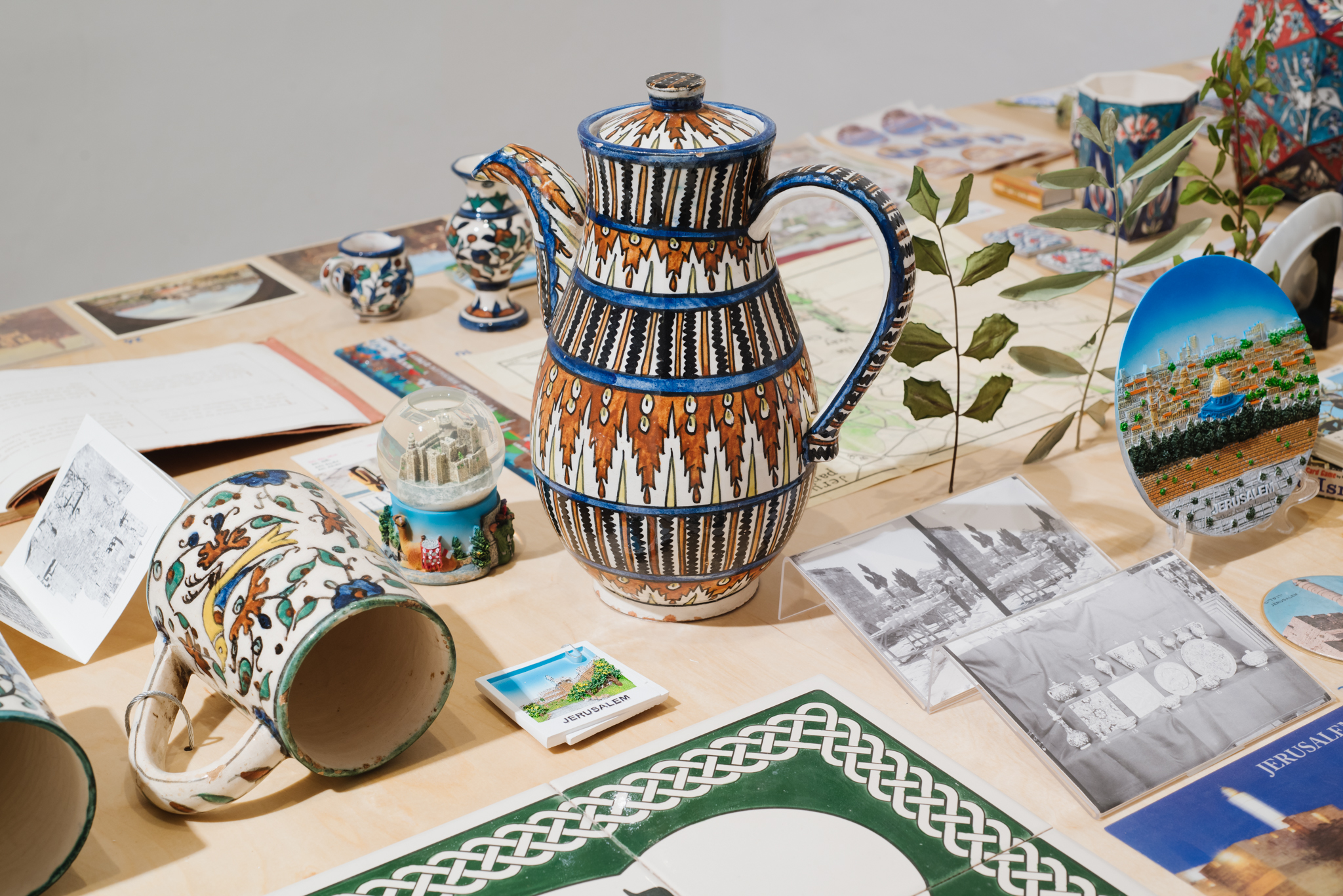 Pro Jerusalem Society 'found items' entrance table ©Dor Kedmi