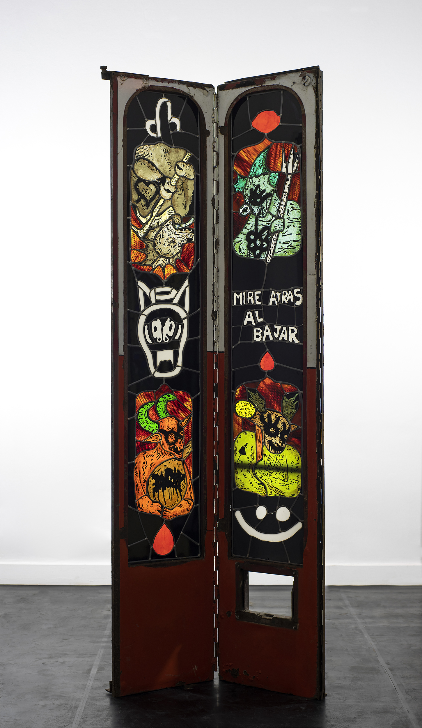 5º Parada (serie mire atrás al bajar)Vitral con soldadura de plomo ensamble en puerta de colectivo201 x 76 cm2024(No disponible)