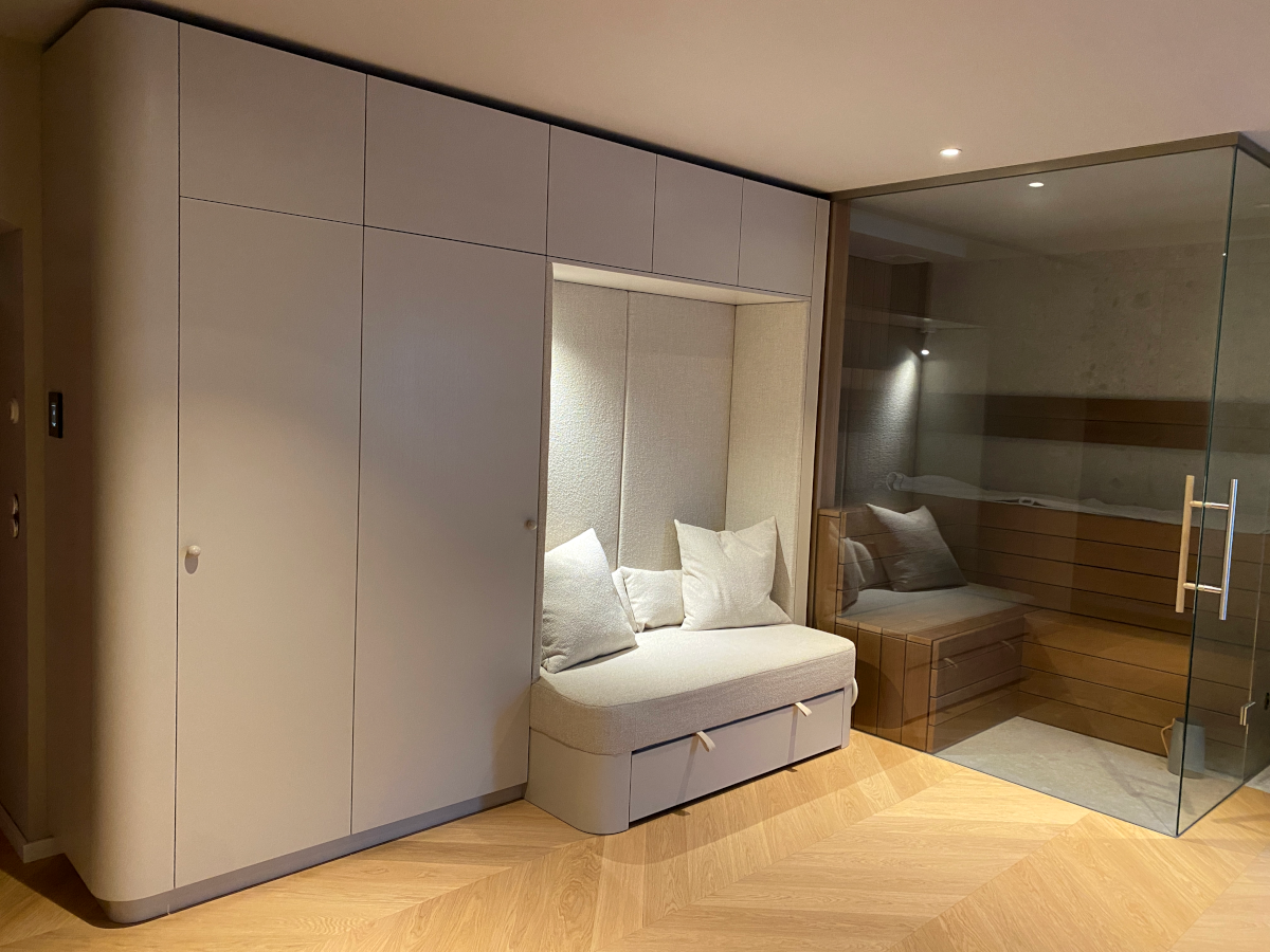  Schrank mit Sitznische im Sauna-Bereich, Eiche grau lackiert.