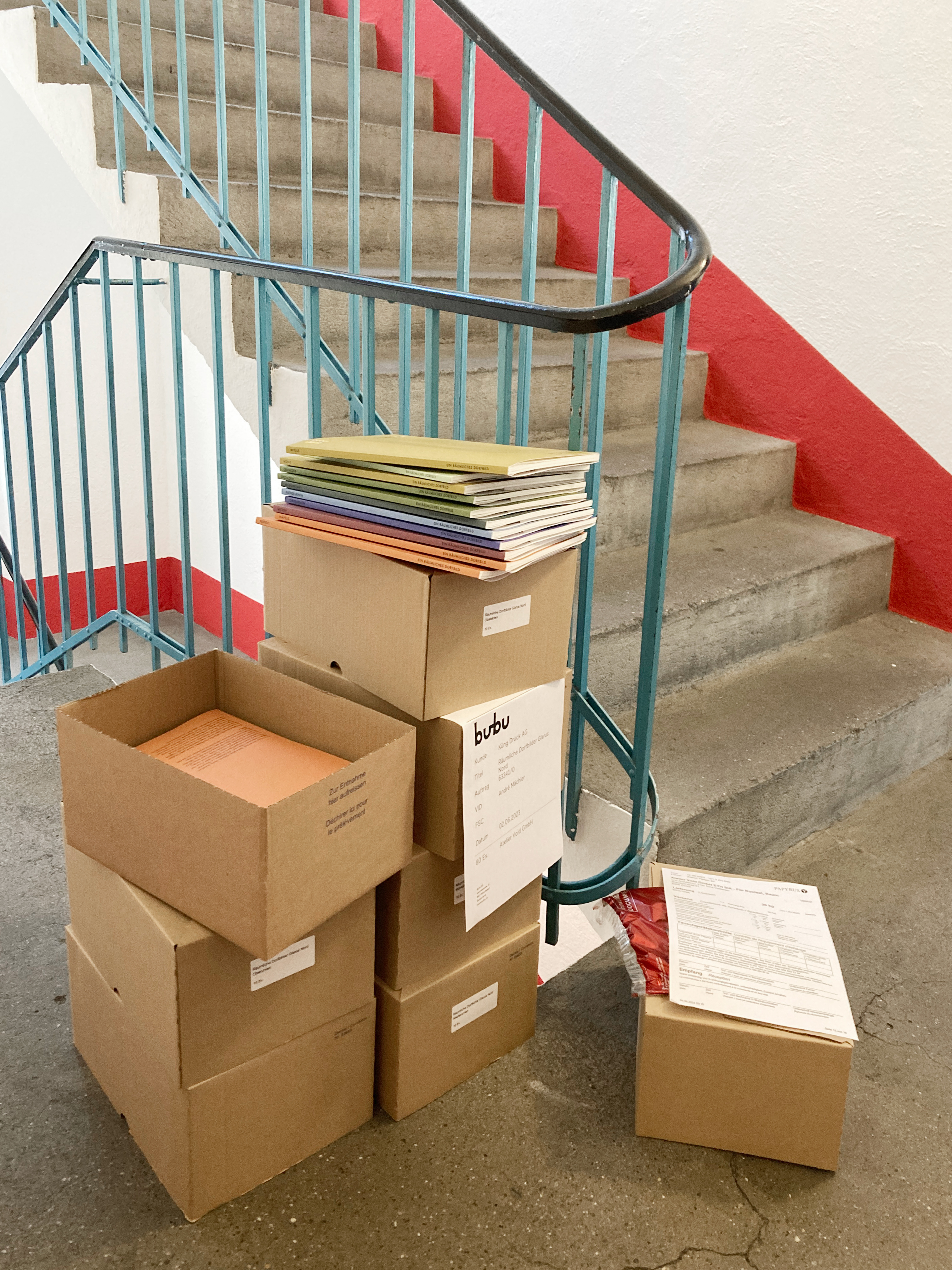 12.6.23 - Frisch aus der Druckerei, endlich sind die ersten Exemplare der Räumlichen Dorfbilder da. 