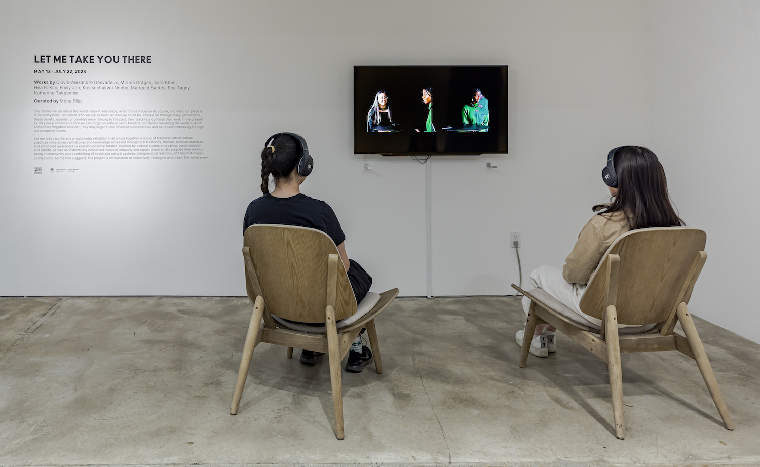 Kosisochukwu Nnebe Ndi nna nnanyi na ezuko maka na anyi zukoro / Imaaqai, suvulivut katittut katisimagannuk / The ancestors are meeting because we have met (2022), video, 22:01, installation view