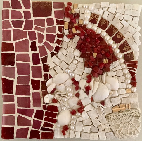 Liliane Keeler, Réjouissances 6, du projet: Des milliers de roses, 2021, céramique, verre, marbre, porcelaine, coquillage, dentelle, perles, éclats de feuilles d'or. © Liliane Keeler.