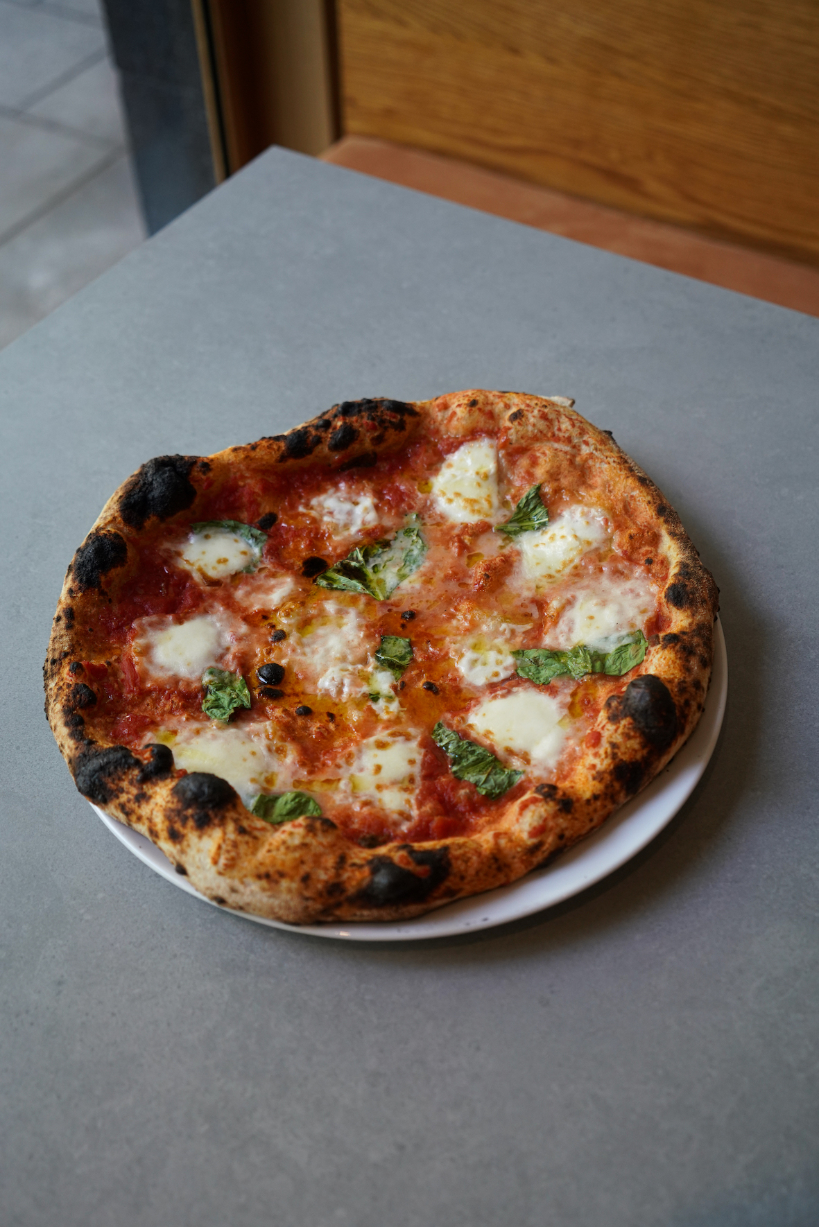 Pizza artigianale in teglia con pomodoro e mozzarella - Madonna Industrial  Bakery