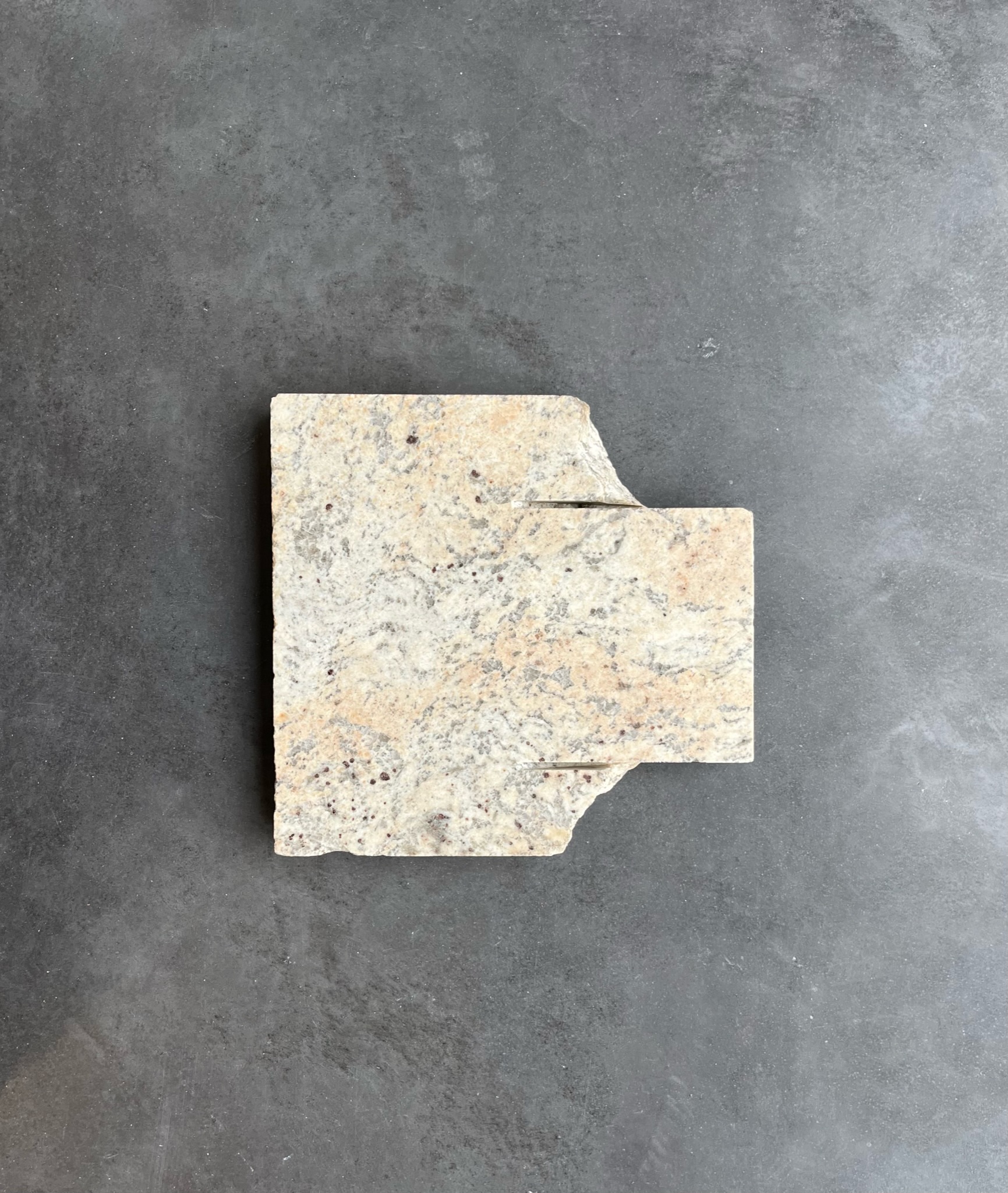 Mutation [Masque 2], 2022marbre, 21,5 x 21,5 cm x 3