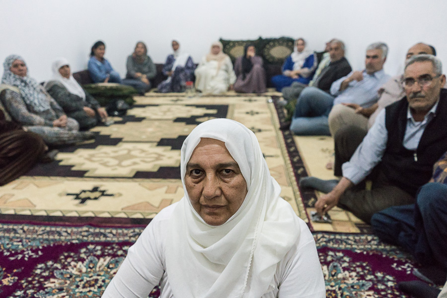 Koban&ecirc;, avril 2018.  Ayse Effendi, co-pr&eacute;sidente du TEV-Dem &agrave; Kobane, explique&nbsp;:&laquo;&nbsp;Il y a 91 communes &agrave; Kobane, chacune comprenant de 100 &agrave; 150 familles.  Dans chaque commune on trouve deux co-pr&eacute;sidents et aux commissions&nbsp;: services, sant&eacute;, paix (justice), autod&eacute;fense, &eacute;conomie, organisation / mobilisation politique. La mise en place des communes a commenc&eacute; il y a deux ans. Il y a des r&eacute;unions hebdomadaires de la commune. Des compte-rendus &eacute;crits sont effectu&eacute;s &agrave; chaque r&eacute;union et transmis au tev-dem. Tous les 20 du mois, un rapport mensuel est produit. Il y a eu des &eacute;lections des pr&eacute;sidents de commune au mois de septembre avec une forte participation. Une fois &eacute;lus, les co-pr&eacute;sidents choisissent les responsables des comit&eacute;s. Cette organisation est celle propos&eacute;e par Abdullah Ocalan. C'est la premi&egrave;re fois que les Kurdes s'organisent de cette mani&egrave;re. Mais cette auto-organisation a des racines historiques&nbsp;: avant c'&eacute;tait des conseils de famille, de tribus. Mais les communes que nous construisons ne sont pas bas&eacute;es sur les liens tribaux ni sur ceux du sang. Tout le monde peut y participer, et cela permet de lutter contre le conservatisme.&nbsp;&raquo; Concr&egrave;tement, les membres des communes sont charg&eacute;s de r&eacute;gler, ou quand ce n'est pas possible de faire remonter les demandes et les besoins de la population. Ainsi par exemple, lors d'une r&eacute;union qui rassemble les co-pr&eacute;sident.e.s de 12 communes, on d&eacute;bat des visites &agrave; faire aux familles r&eacute;fugi&eacute;es d'Efrin, et de comment leur fournir gaz et nourriture.