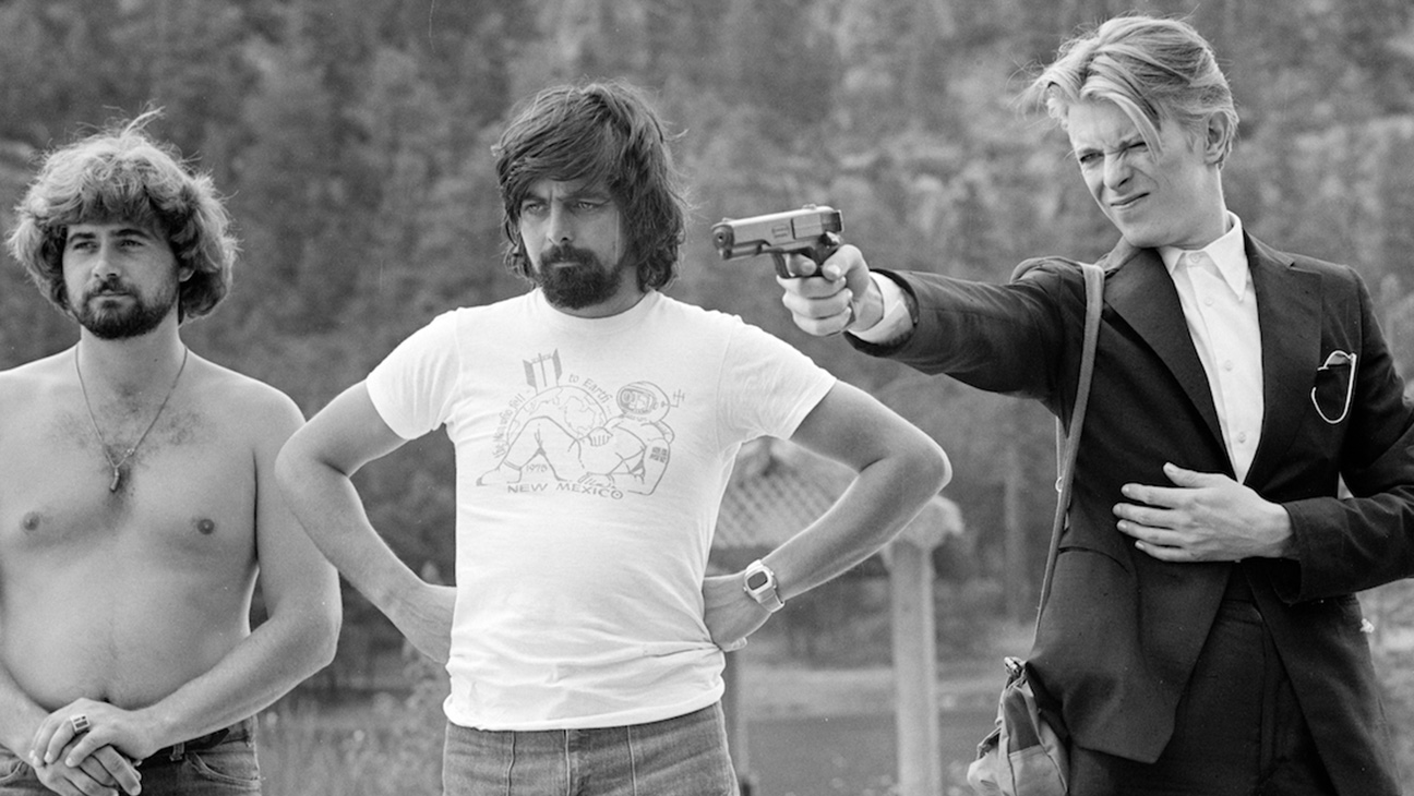 Tony Richmond (center) with David Bowie on The Man Who Fell to Earth (Nicolas Roeg, 1976)