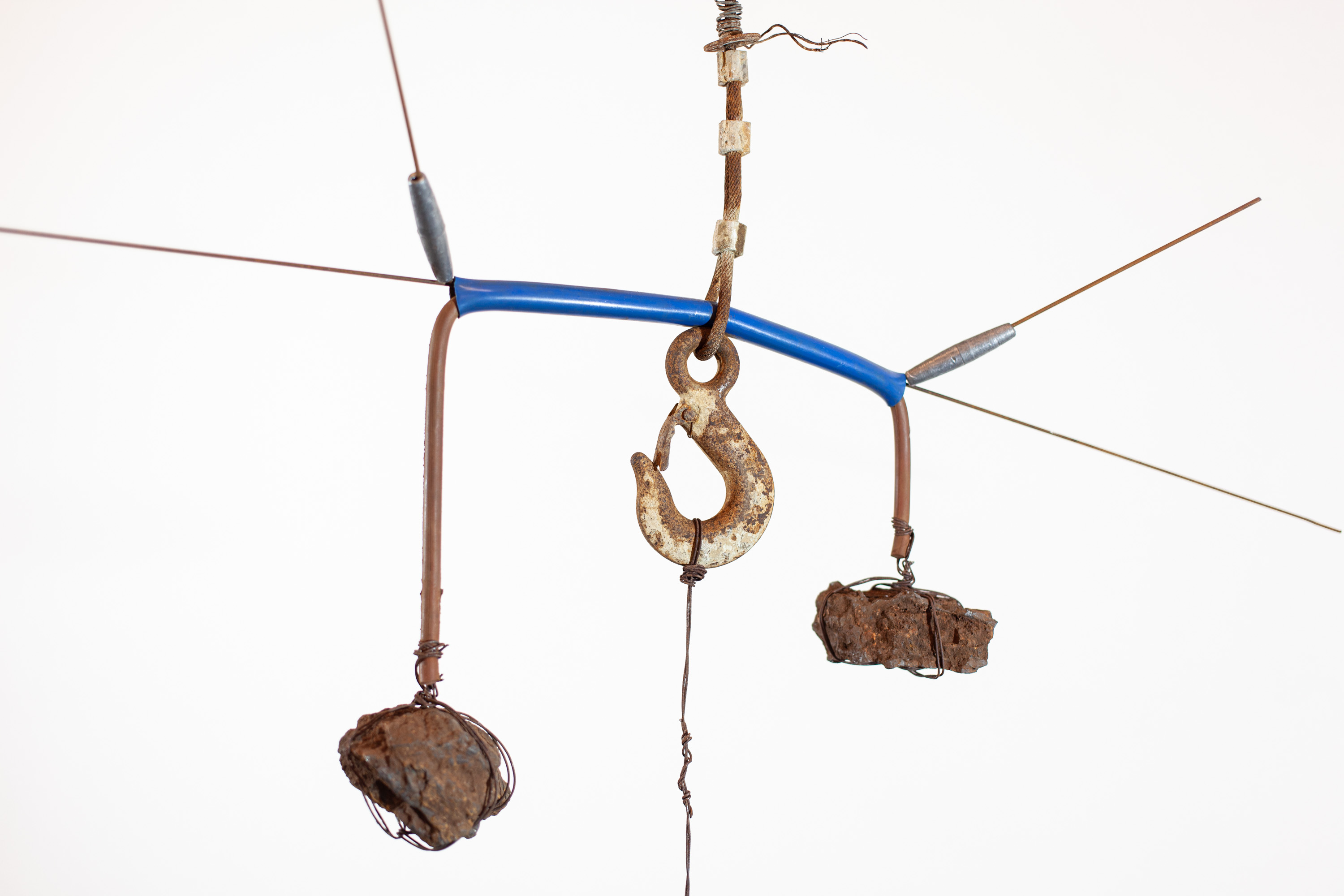 PARA CAUTERIZAR A FERIDA É NECESSÁRIO AQUECER A FACA 1 Ferro, pedra de minério de ferro, chumbo, borracha e cabo de aço. 170 x 98 x 8 cm. 2021