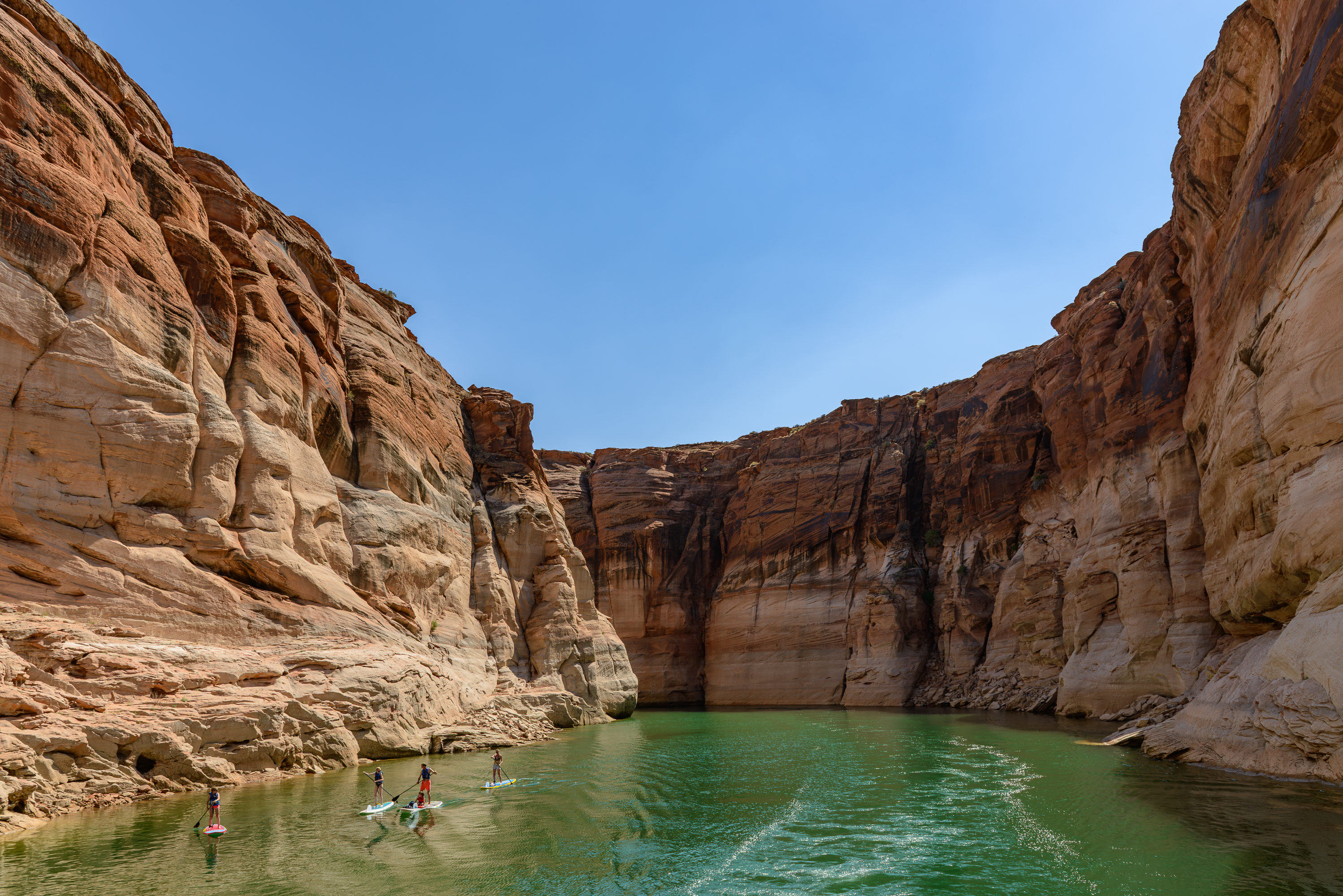 3200 km de cote, le lac artificiel du nom de John Wesley Powell (1° homme à descendre le Colorado). Réalisé à partir du barrage de Glen Canyon à coté de Page. 1963 à 80 soit  17 ans pour  le remplir.