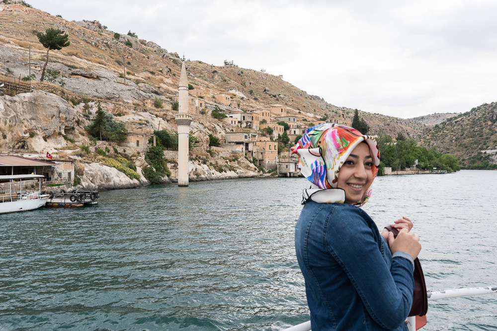 Halfeti. Le village a &eacute;t&eacute; noy&eacute; suite &agrave; la construction du barrage de Birecik sur l'Euphrate. Aujourd'hui, les touristes turcs viennent faire des selfies devant le minaret qui &eacute;merge. Le barrage a &eacute;galement englouti deux antiques cit&eacute;s grecques, sans fouilles pr&eacute;alables.