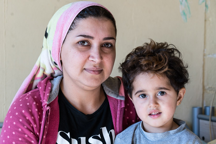 La petite Sera et sa maman Felek ont quitt&eacute; le Rojava apr&egrave;s que son mari ait &eacute;t&eacute; tu&eacute; par les jihadistes. Ils veulent rejoindre les proches qu'il leur reste dans un pays europ&eacute;en. Felek a &eacute;tudi&eacute; 4 ans l'anglais &agrave; l'universit&eacute;, puis est retourn&eacute;e au Rojava, &agrave; Sere Kaniye avant que laguerre civile n'&eacute;clate en Syrie.