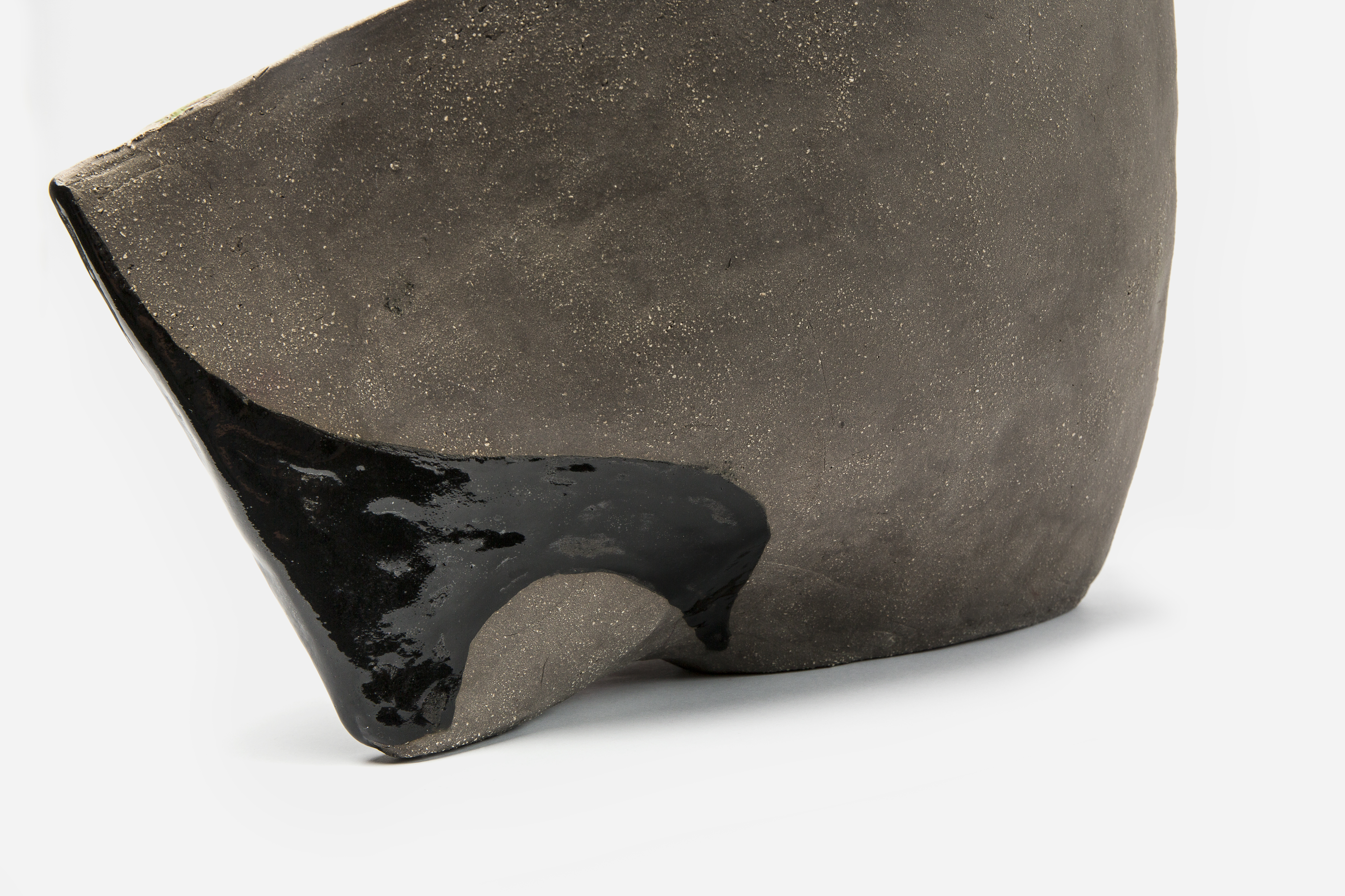 Title: /. Material: glazed ceramic. Size: 35x28x43cm. Studio shot. 2018. Image: Andreas Hopfgarten.