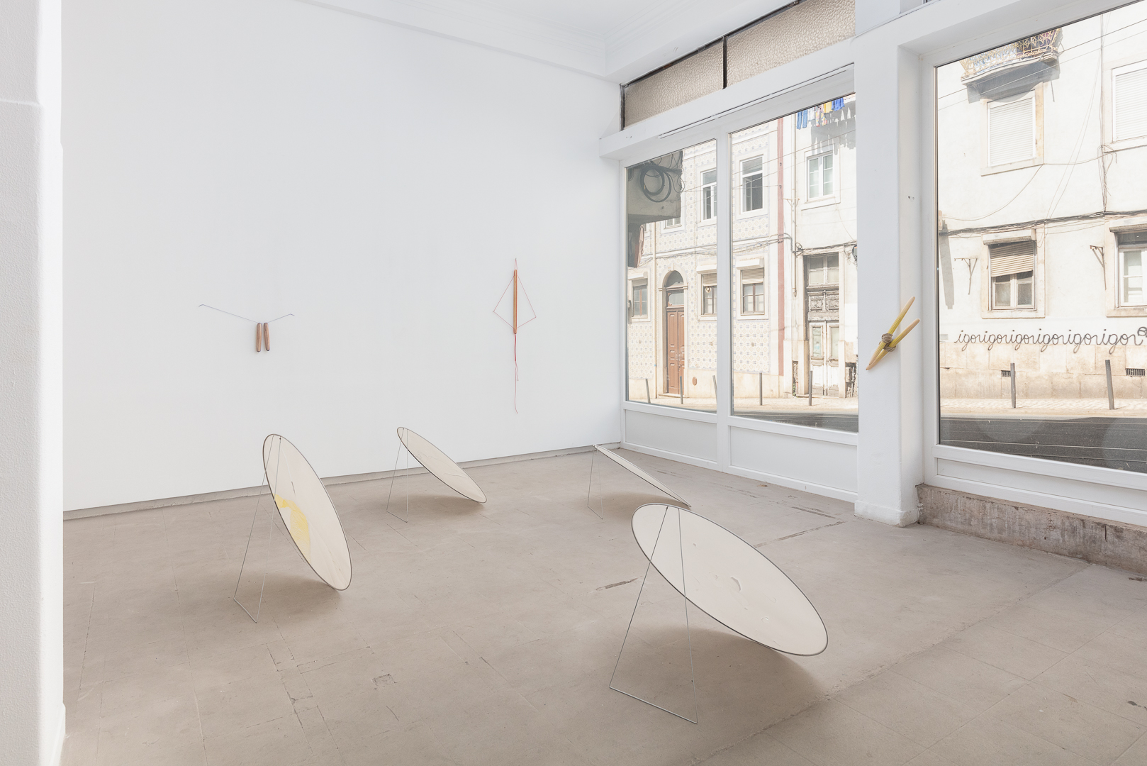 Avi&otilde;es de papel voam em sentido inverso - 2025