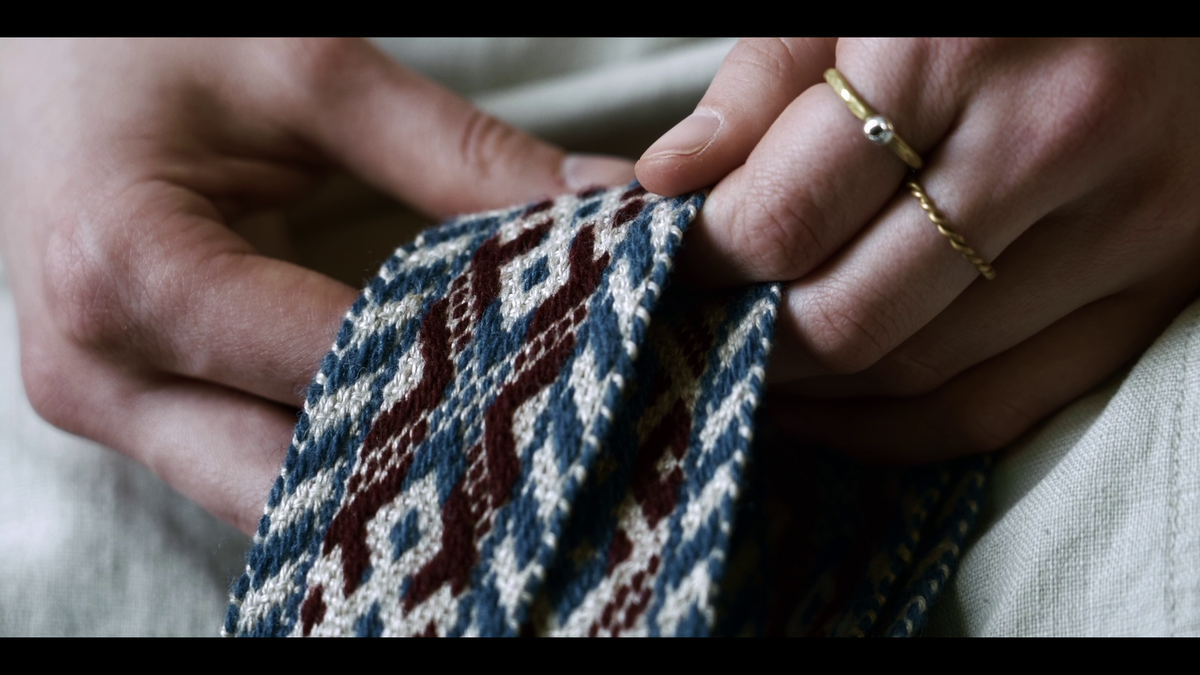 Kudumise keel: ELU VÄLJENDUS 



Filmi sünopsis

Film keskendub vöökudumise traditsioonile kui kultuurilisele ja visuaalsele keelele. Läbi intervjuude käsitöösp