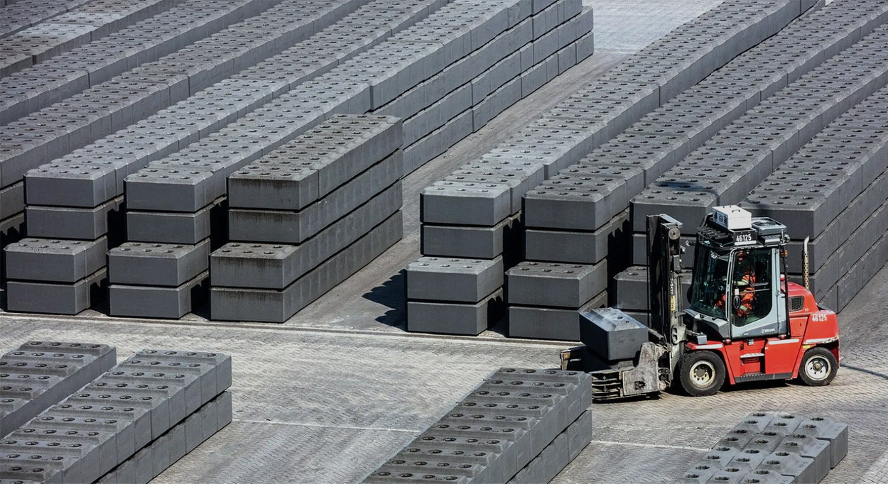 Worker moving Antora carbon blocks with forklift