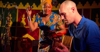 Mini OuenzéCONCERTDuo musical guitare-voix. Alvie Bitemo et Benoist Bouvot se sont rencontrés en 2009 autour du texte Samantha à Kinshasa de Marie-Louise Mumbu. Depuis ce jour, ils mélangent les langues, les mots et les rythmes des racines congolaises d’Alvie à une musique qui évolue entre la folk, le rock et le jazz, avec un seul désir : créer une musicalité personnelle autour de la voix, des guitares acoustiques amplifiées et de quelques percussions.