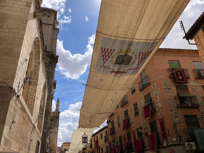 Toldo de protección solar en una calle
