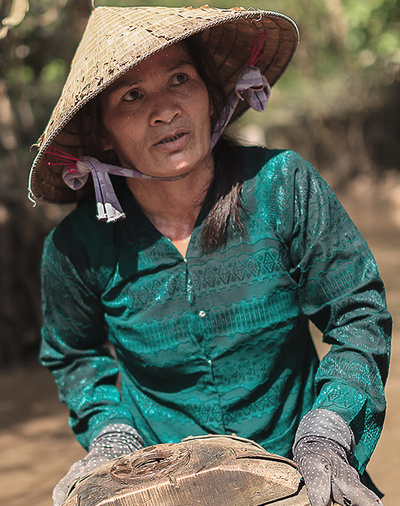 Foto detalle mujer empuja barca en Mekong, Vietnam