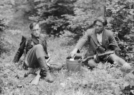 J. Krikščiūnas-Rimvydas ir J. A. Lukša-Kęstutis kelyje į Vakarus (Vytauto Gavėno-Vampyro nuotrauka). 1947 m. gegužė. OLKM