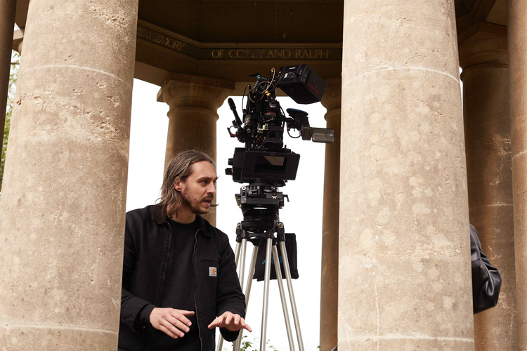 Unhinged director gives performance instructions to inanimate pillar