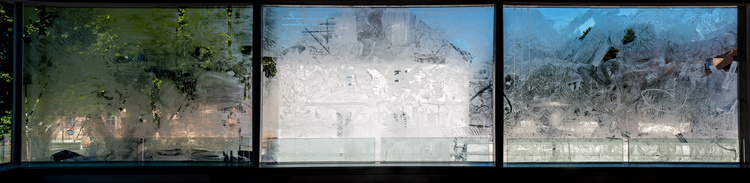 „Mattscheibe“ 2018, Detail der Galeriefensterfront der HBKsaar – Foto: Joas Strecker