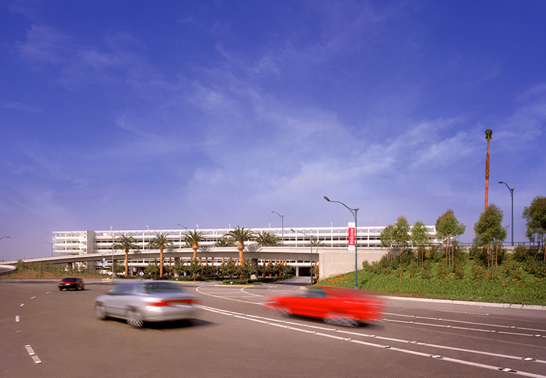 anaheim hotel disney parking