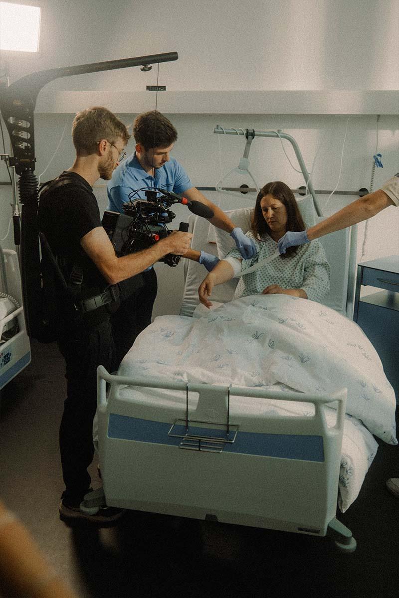 halbnah film – Szene aus dem FHV Kampagnenfilm mit Studierenden im Alltag