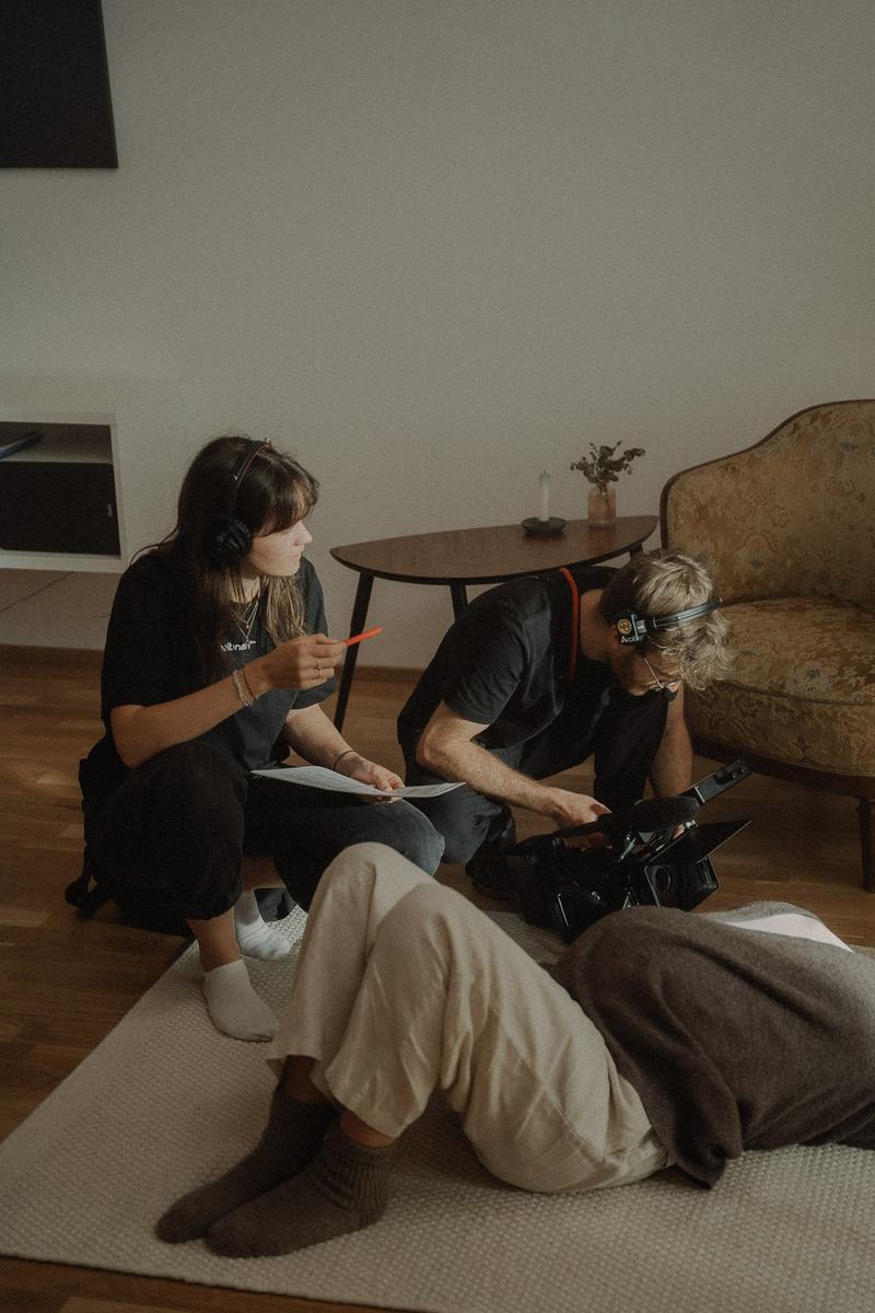 halbnah film – Szene aus dem IFS Kinospot mit Schauspielerin im Gespräch