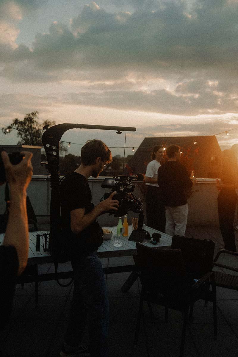 halbnah film – stimmungsvolle Szene aus der FHV Kampagne ‚Lebe‘